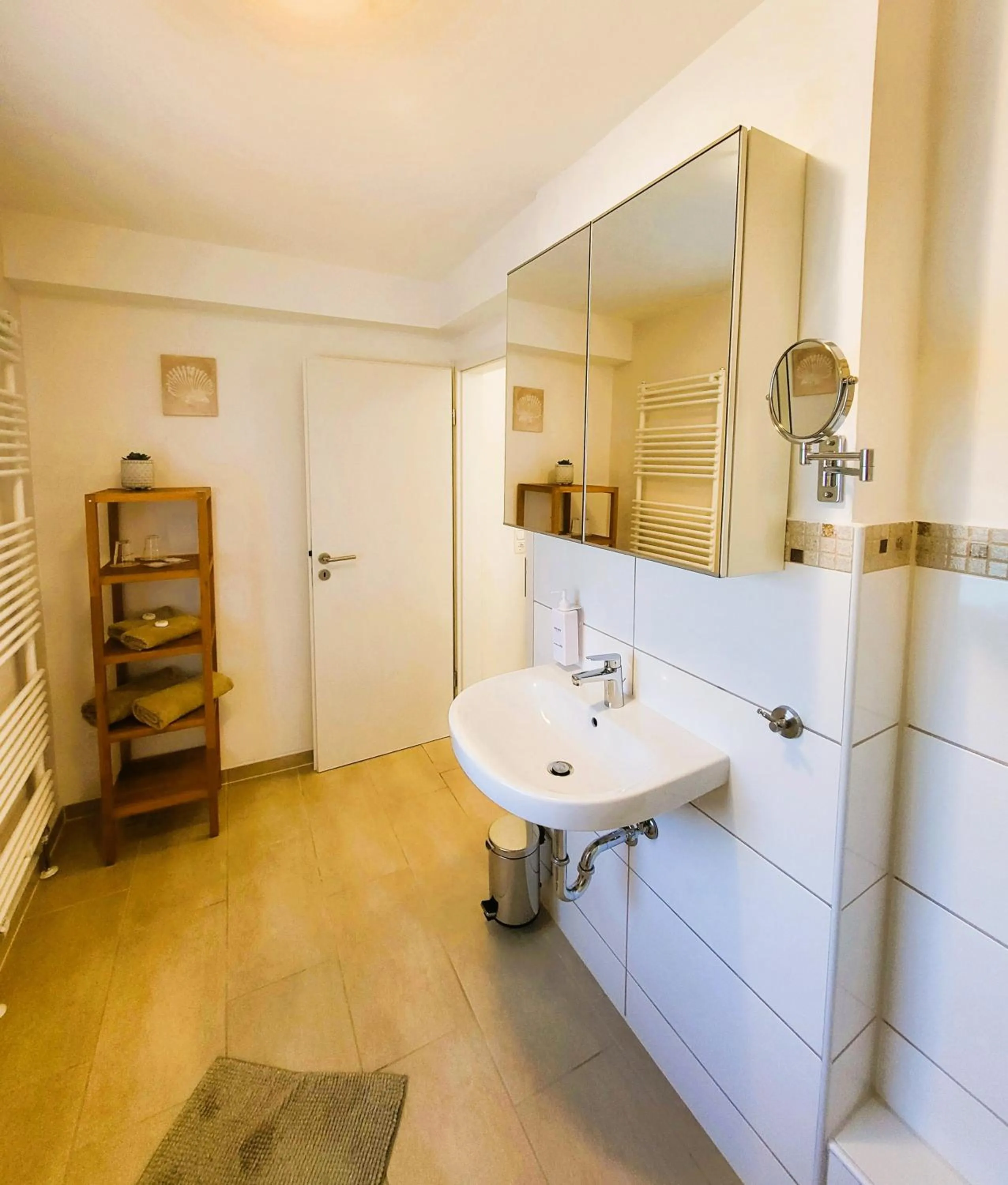Bathroom in CJS Apartments - Chill or Drive am Nürburgring, new Box Spring Beds, new furniture, free Parking, WLan, TV-Streaming, Quiet Location