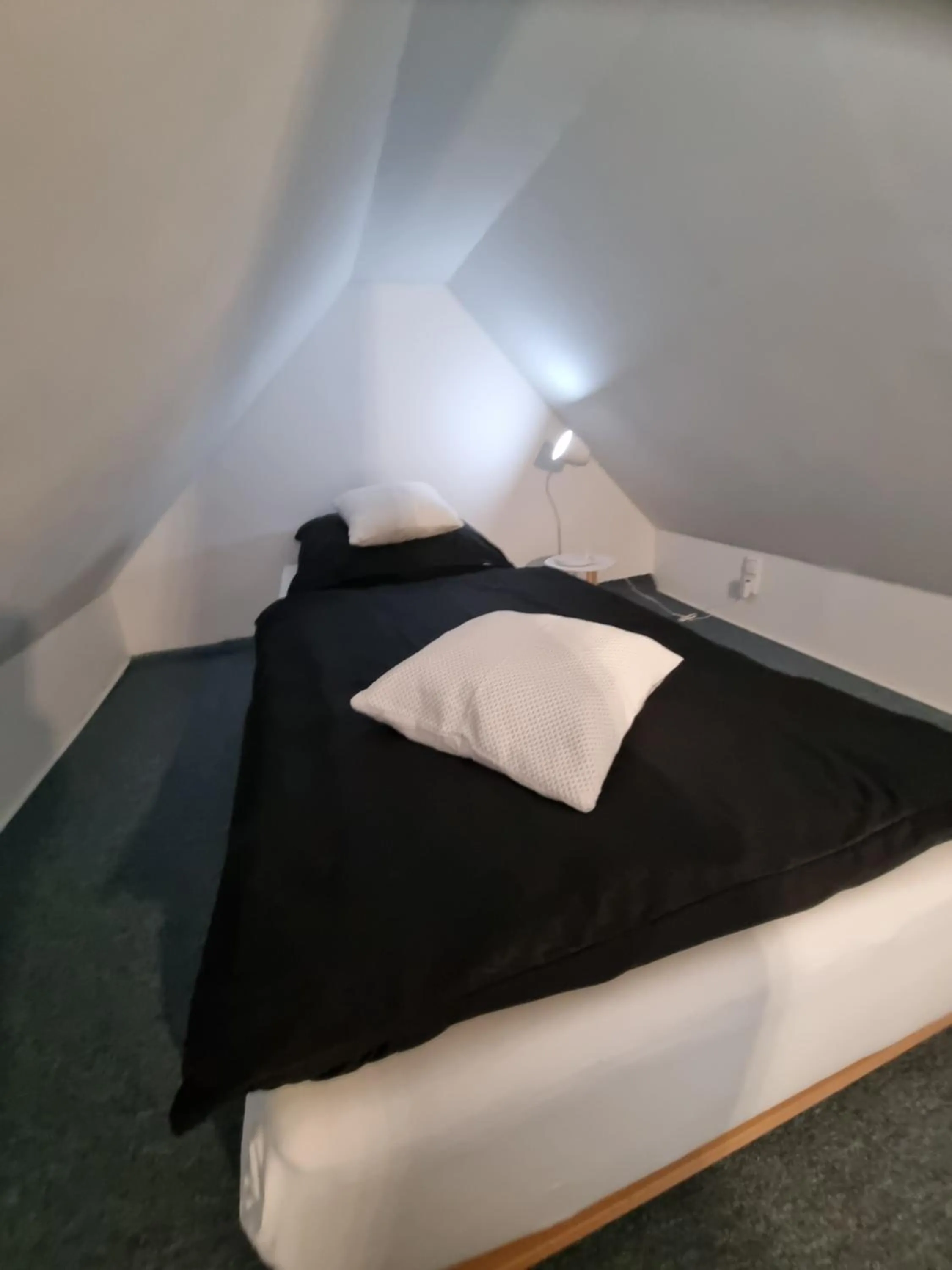 Bed in CJS Apartments - Chill or Drive am Nürburgring, Free Parking, WLan, Spacious Rooms, Quiet Location