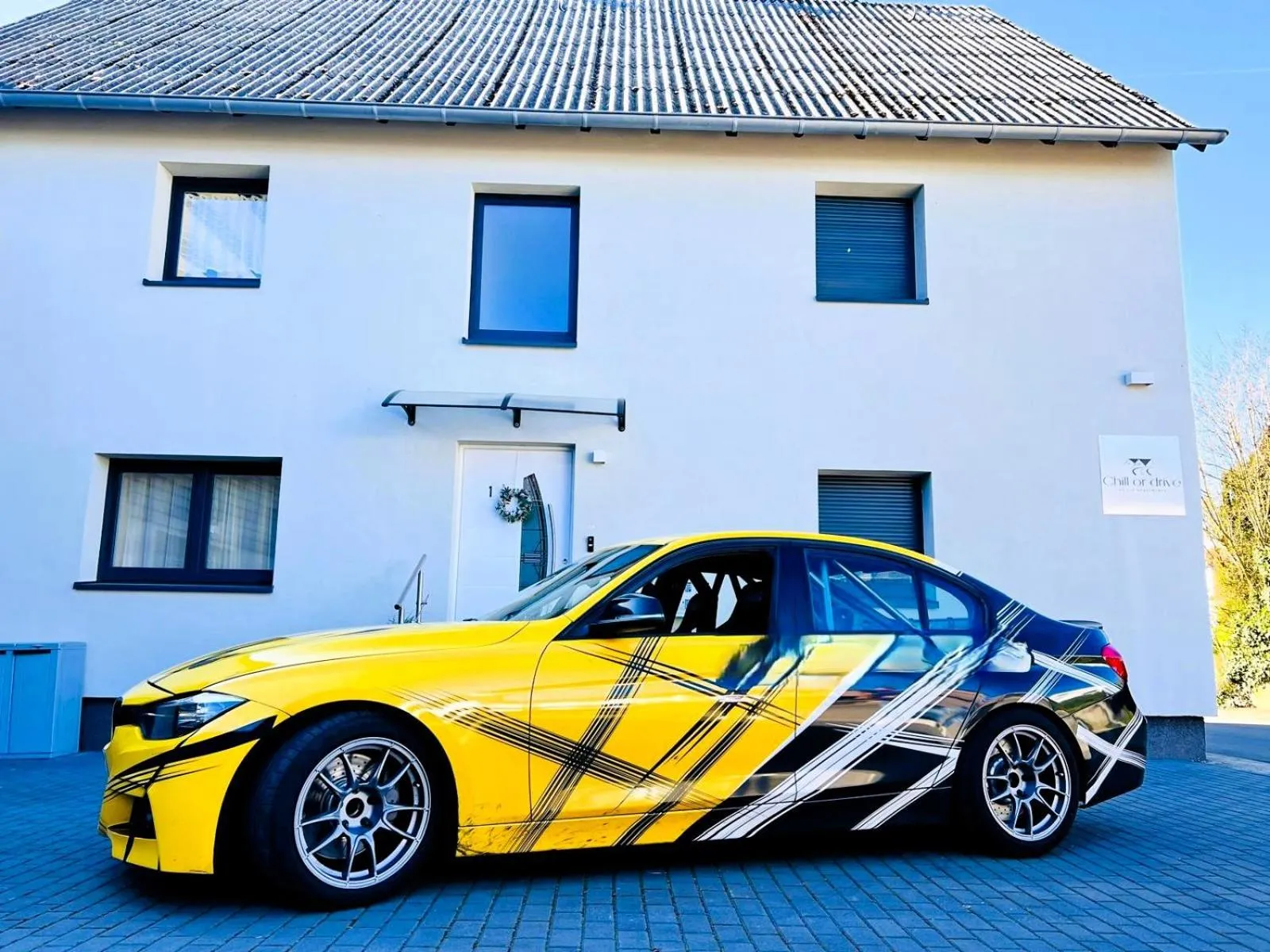 Property building in CJS Apartments - Chill or Drive am Nürburgring, new Box Spring Beds, new furniture, free Parking, WLan, TV-Streaming, Quiet Location