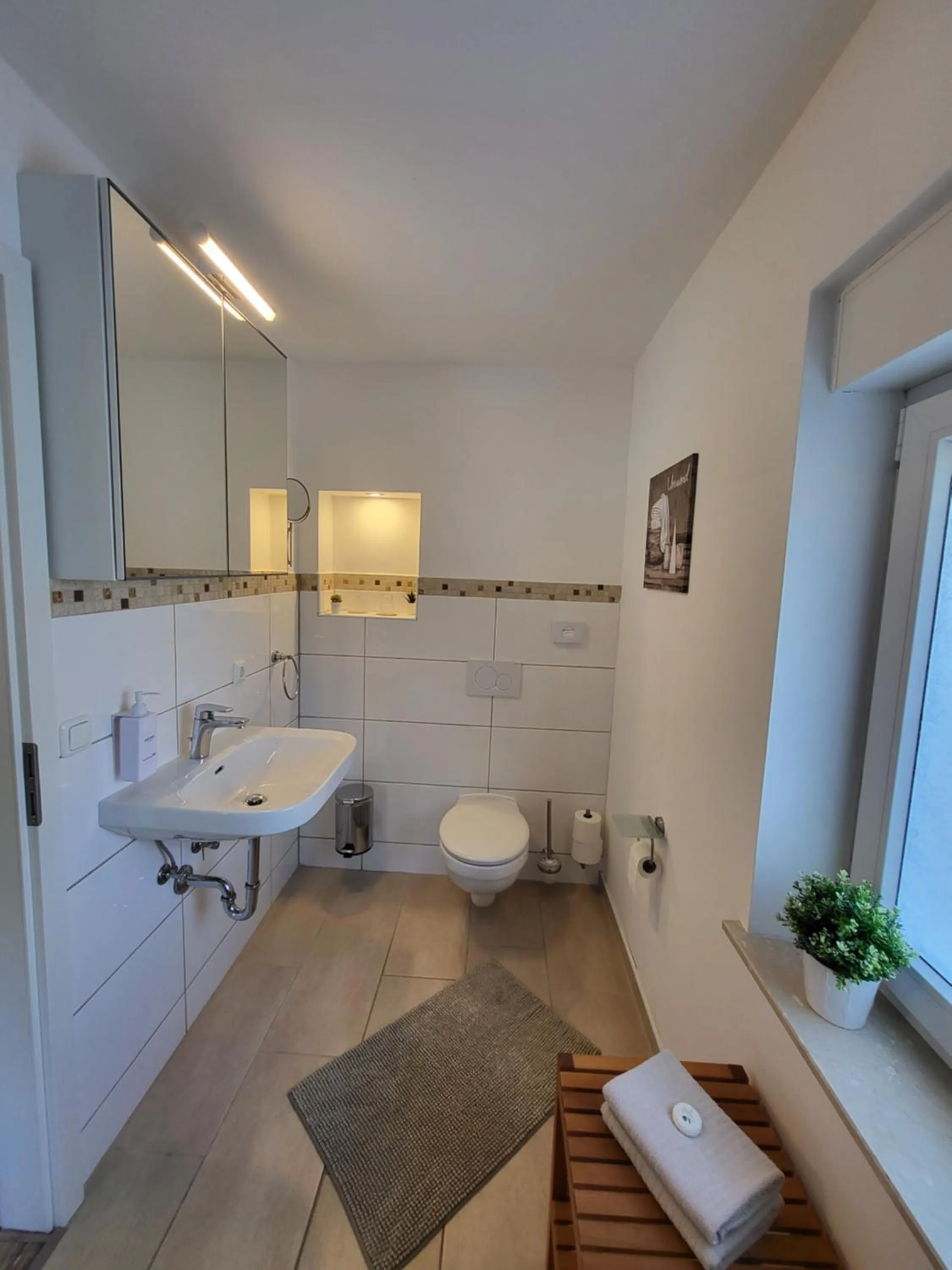 Bathroom in CJS Apartments - Chill or Drive am Nürburgring, Free Parking, WLan, Spacious Rooms, Quiet Location