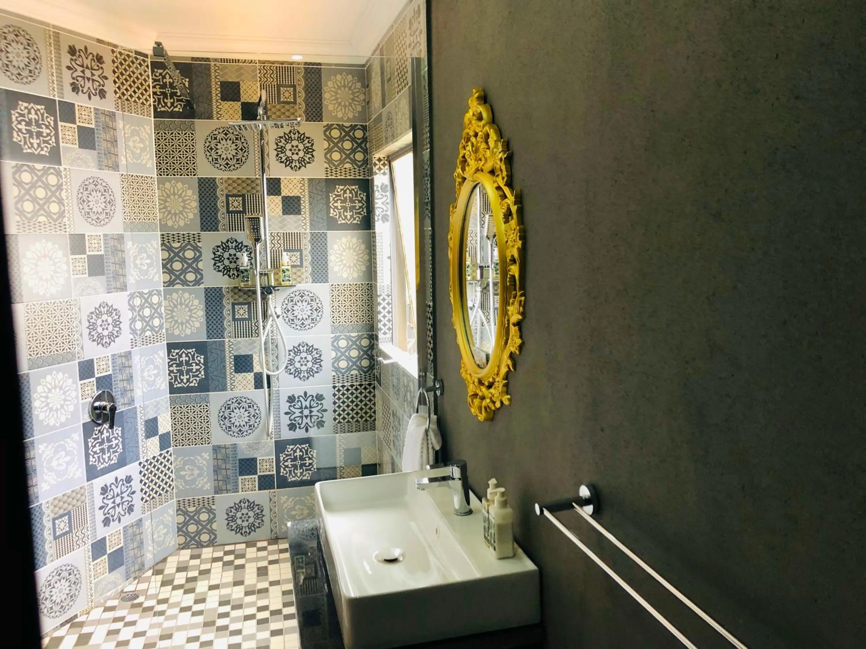 Shower in Grafiti Boutique Hotel