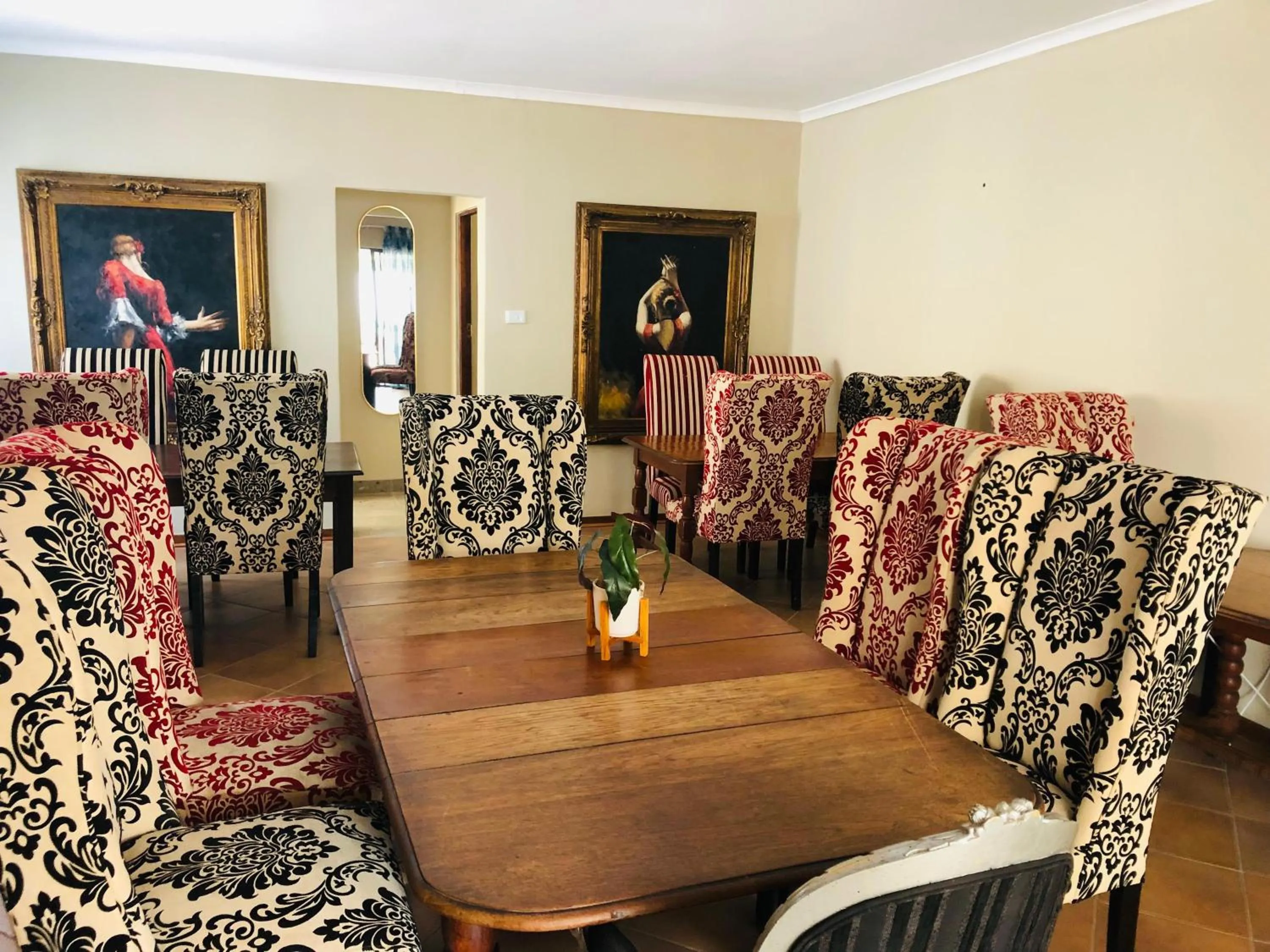 Restaurant/places to eat in Grafiti Boutique Hotel