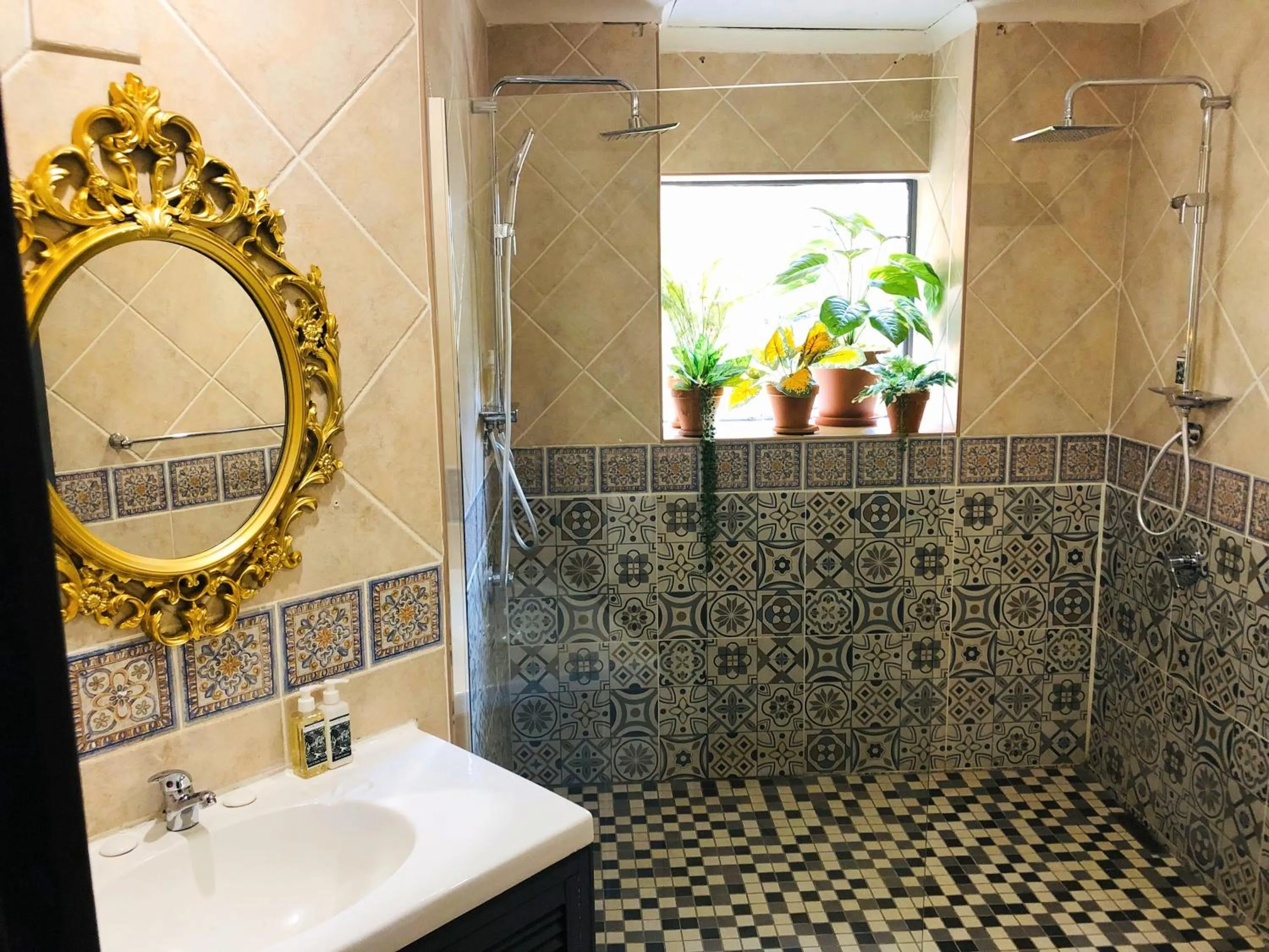 Shower in Grafiti Boutique Hotel