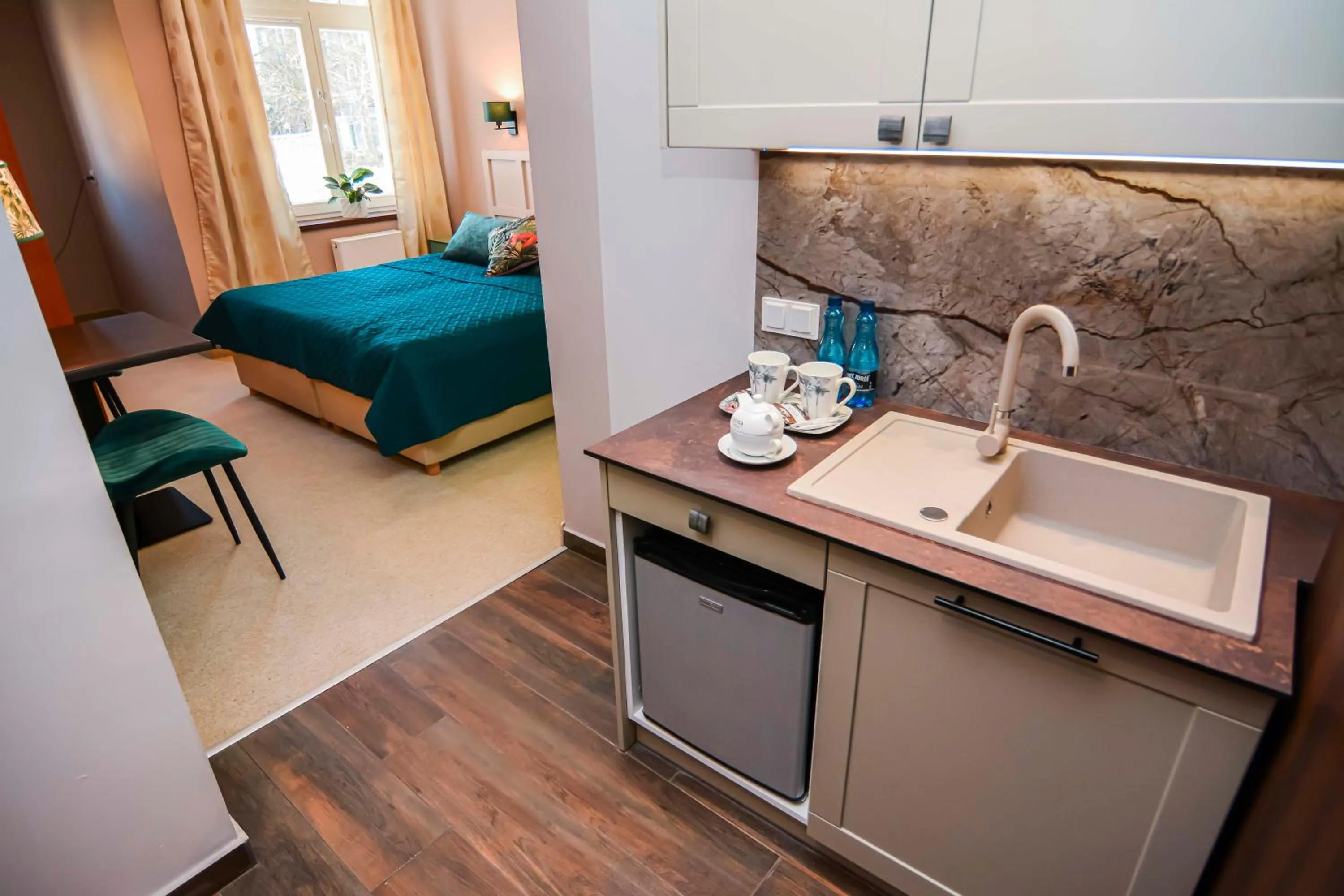 Kitchen or kitchenette, Bed in Willa Kashmir