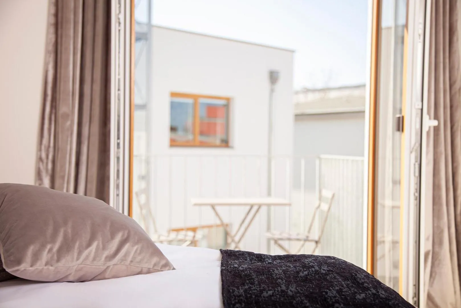 Balcony/Terrace, Bed in The Faces Berlin Apartments