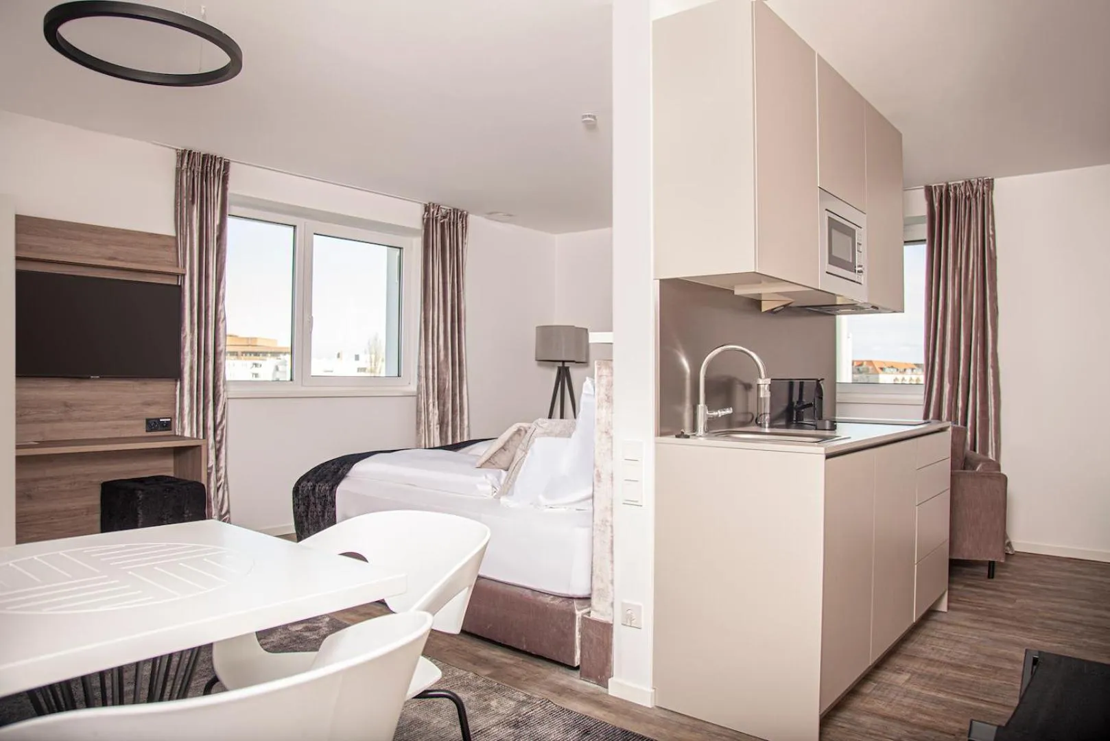 Kitchen or kitchenette, Bed in The Faces Berlin Apartments