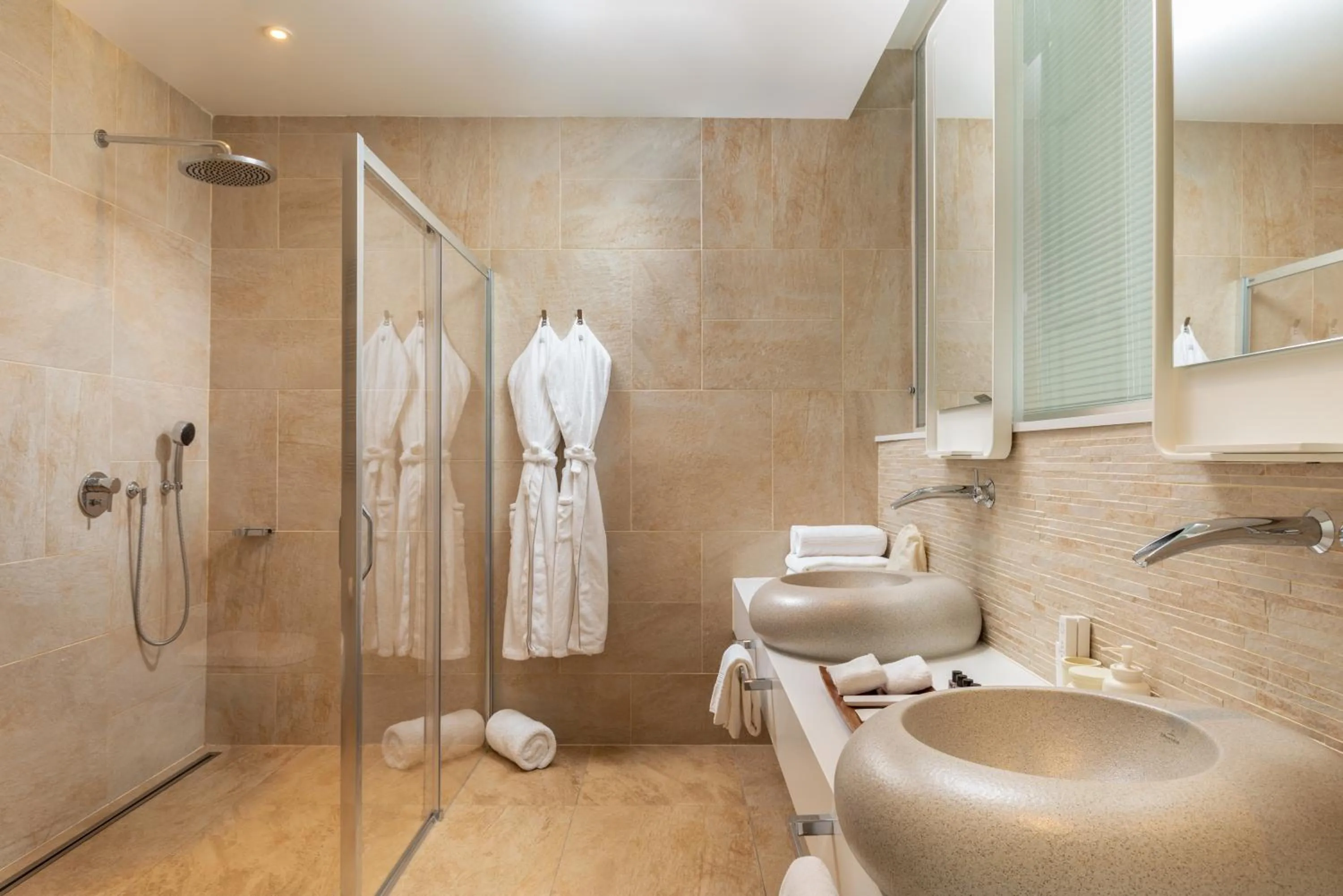 Shower in Hiddenbay Teos Hotel