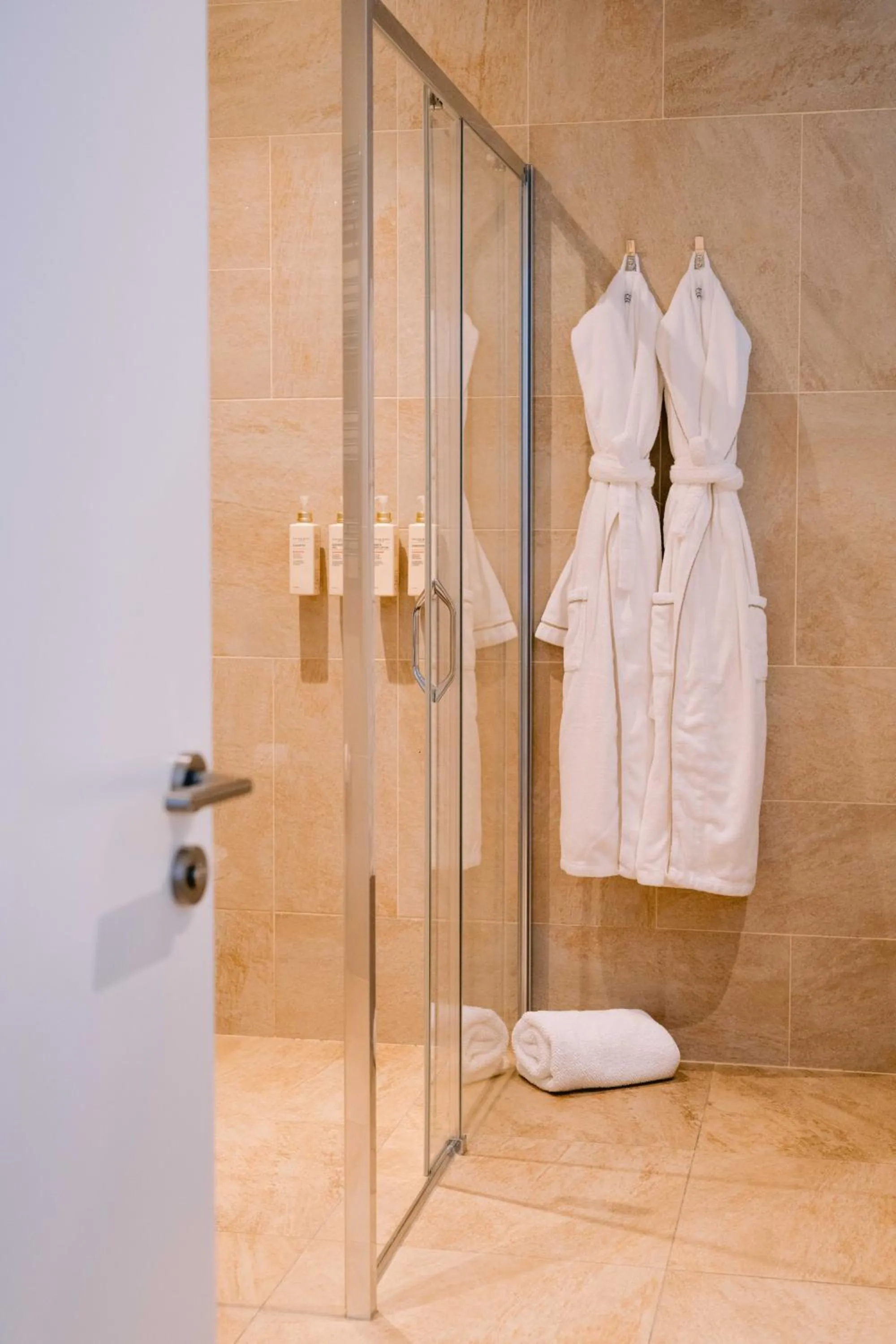 Shower in Hiddenbay Teos Hotel