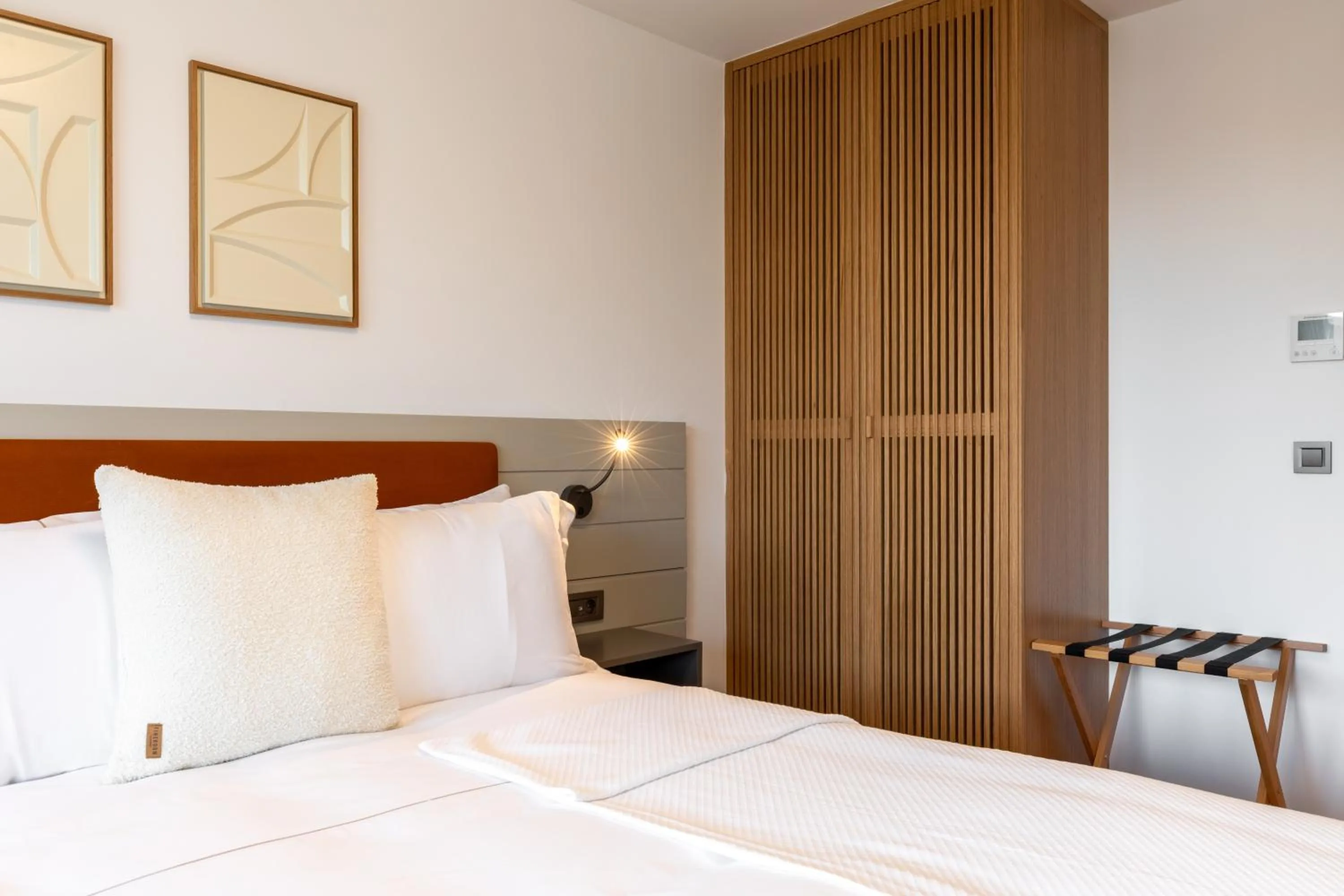 Bed in Hiddenbay Teos Hotel