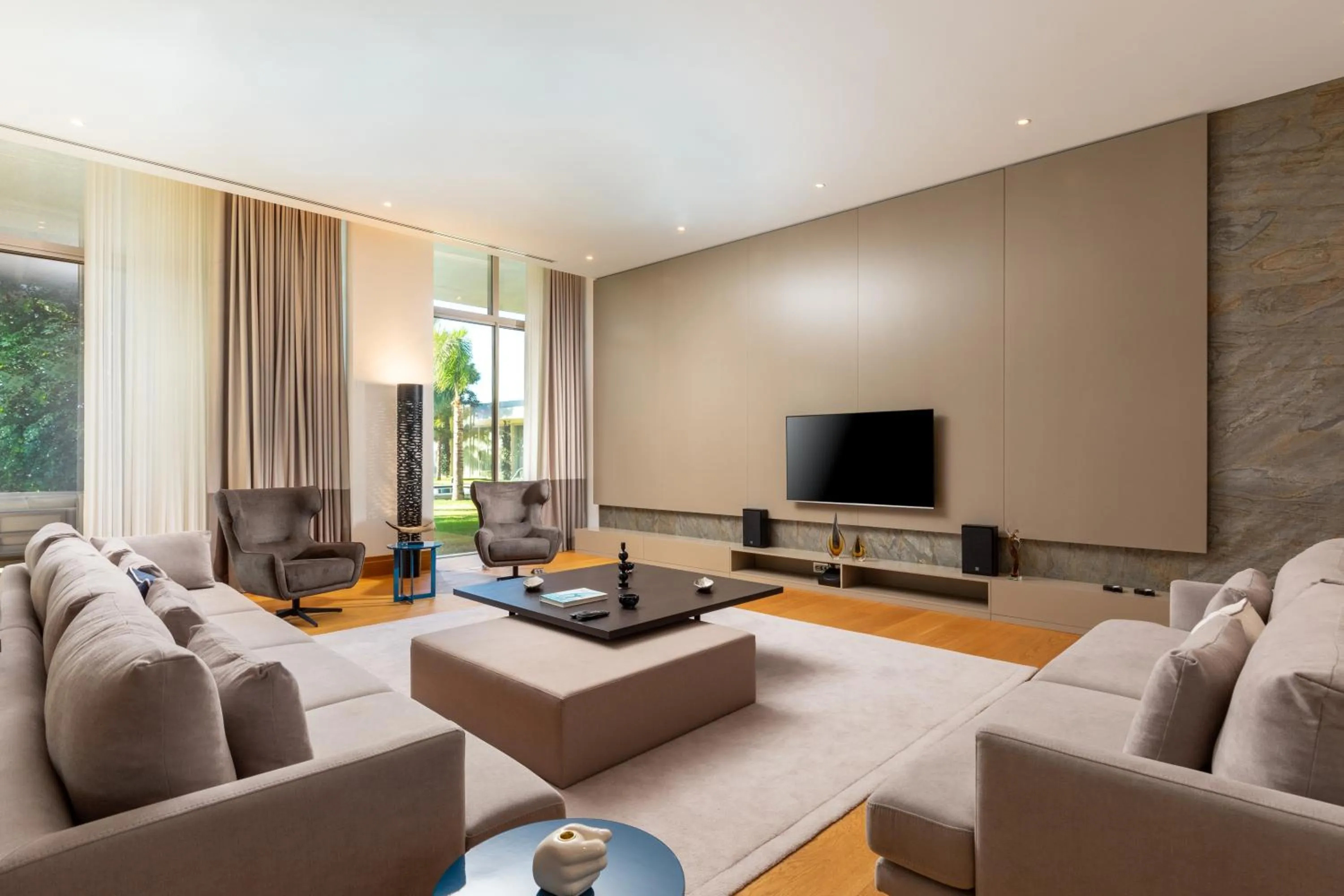 Communal lounge/ TV room in Hiddenbay Teos Hotel