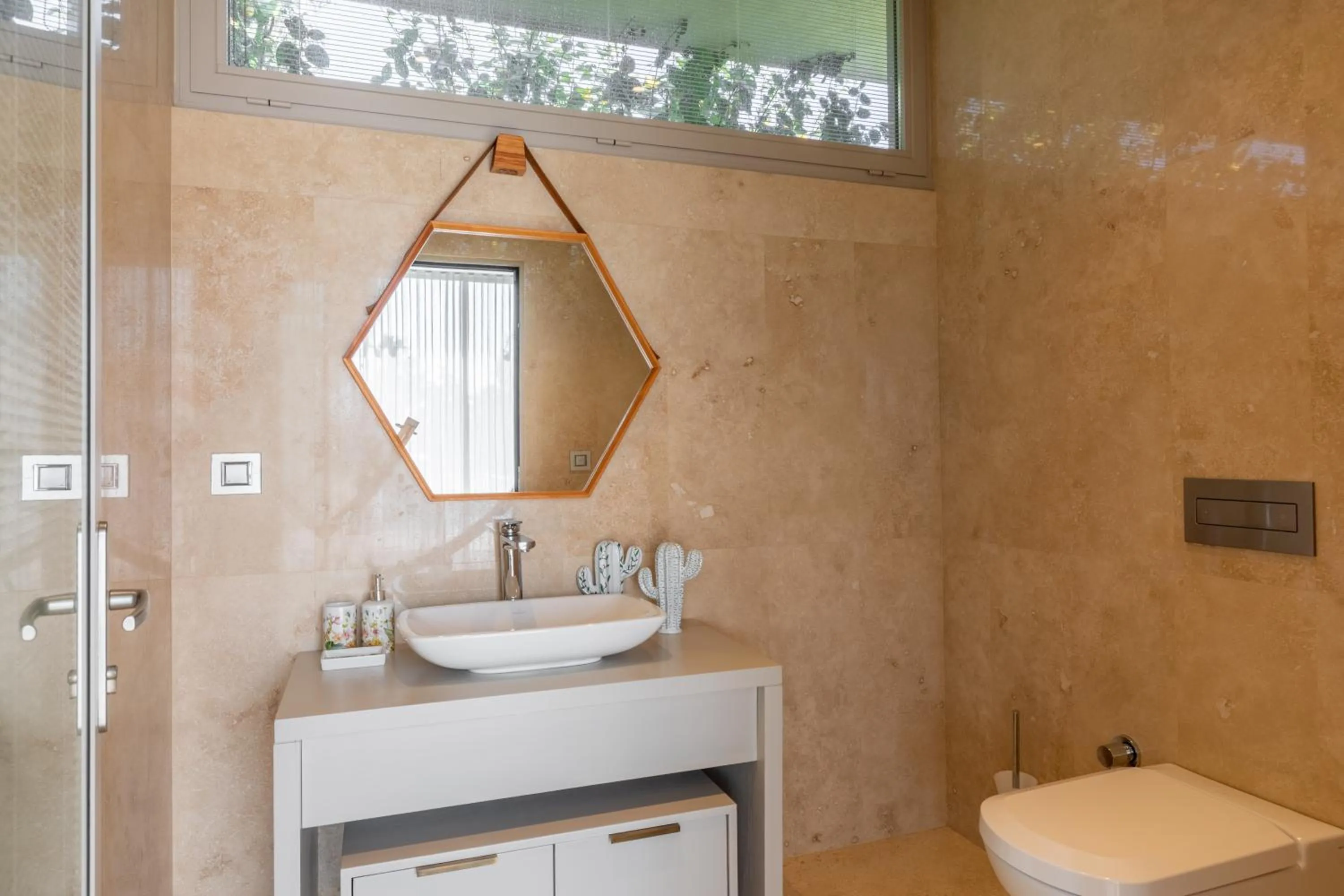 Shower in Hiddenbay Teos Hotel