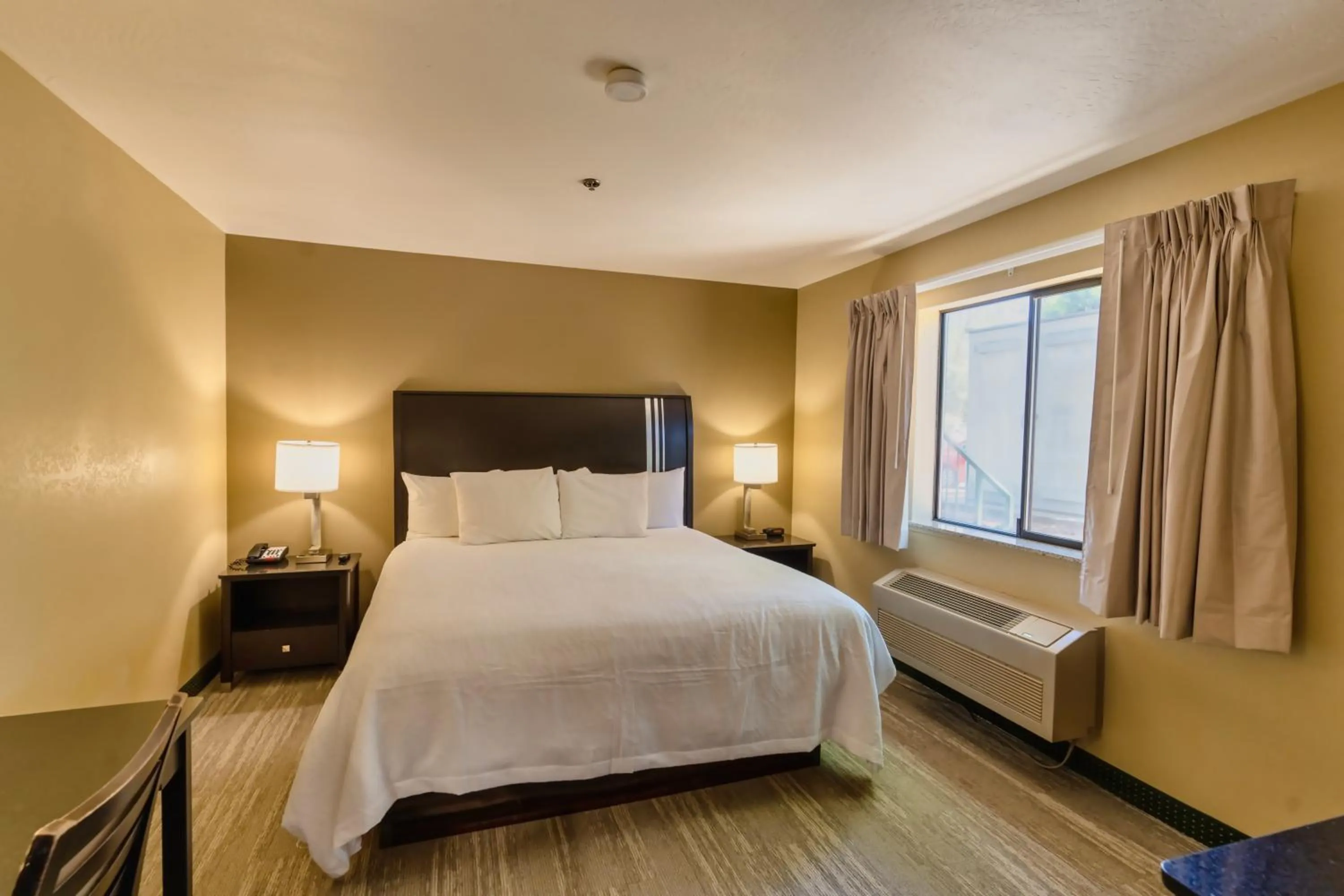 Bed in The Oakhurst Inn at Yosemite