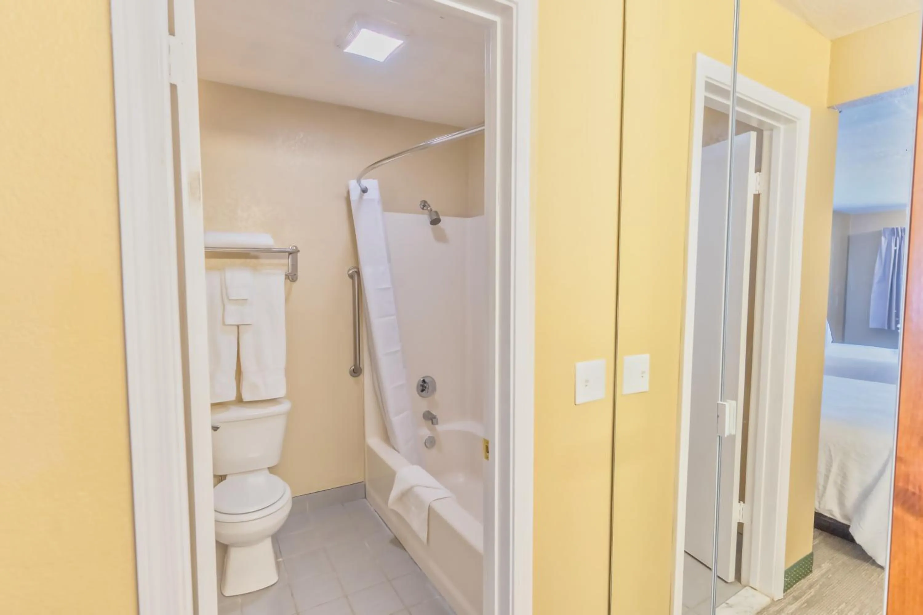 Bathroom in The Oakhurst Inn at Yosemite