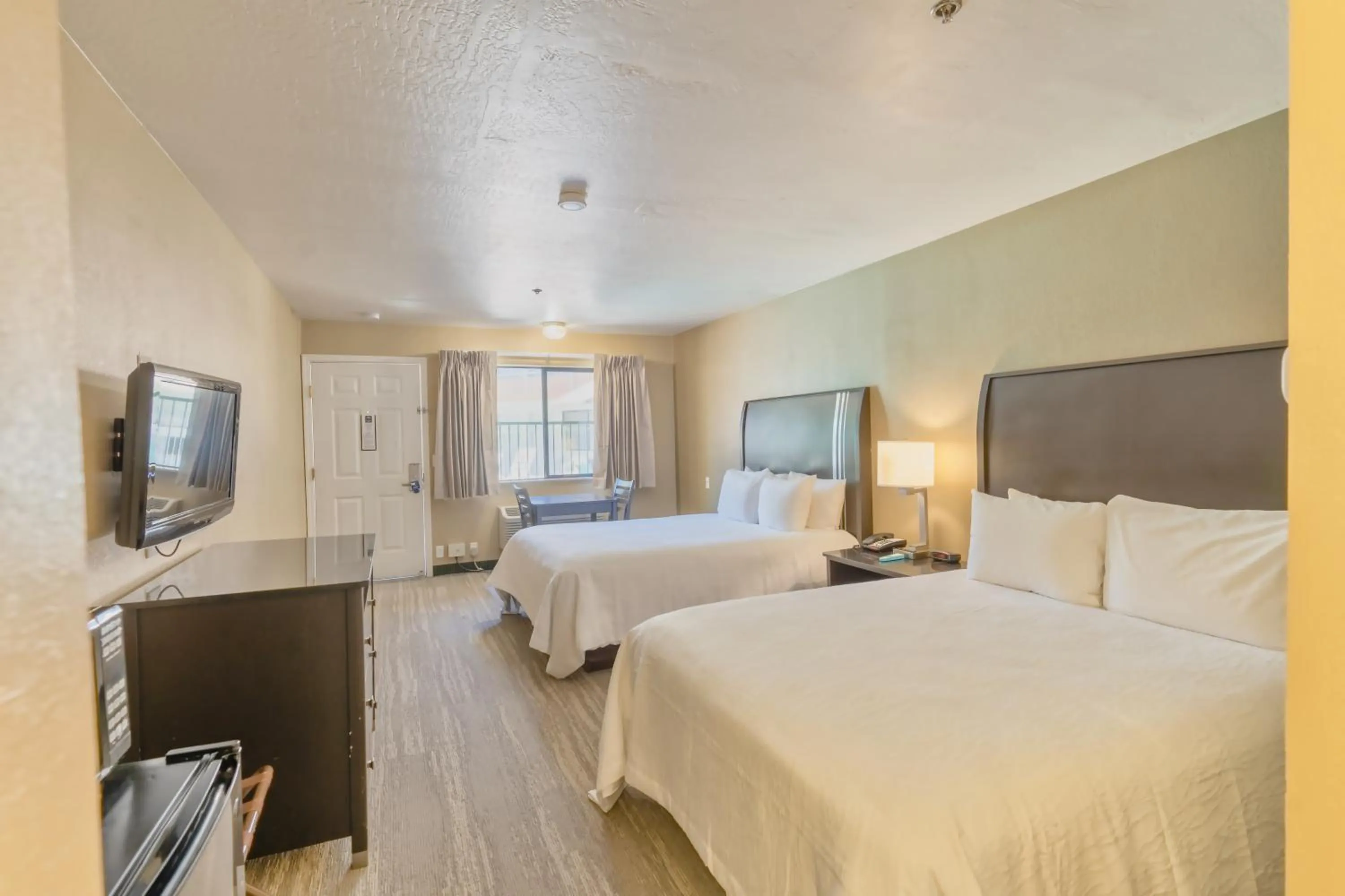 Photo of the whole room, Bed in The Oakhurst Inn at Yosemite