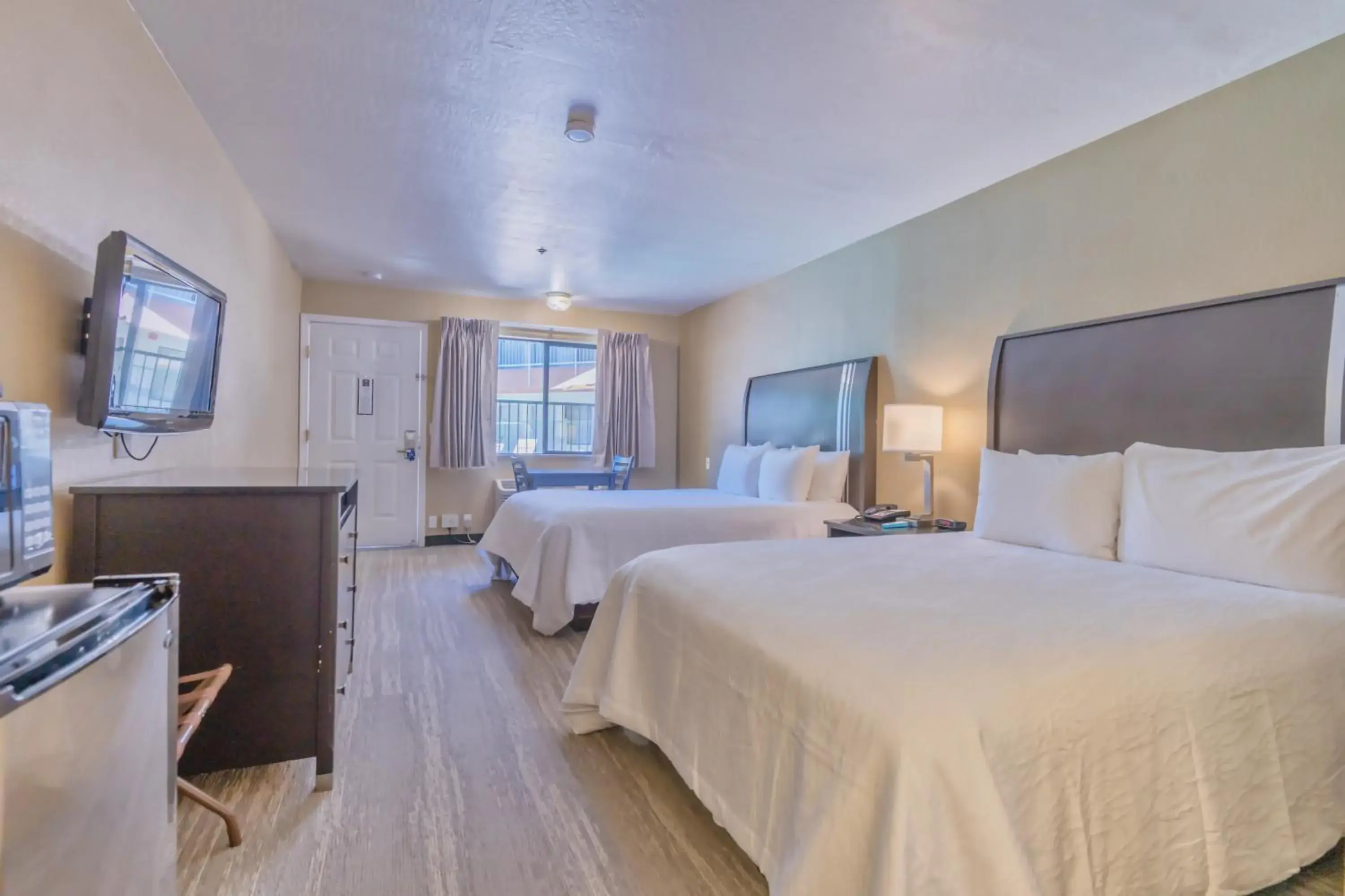 Photo of the whole room, Bed in The Oakhurst Inn at Yosemite Photo of the whole room, Bed in The Oakhurst Inn at Yosemite