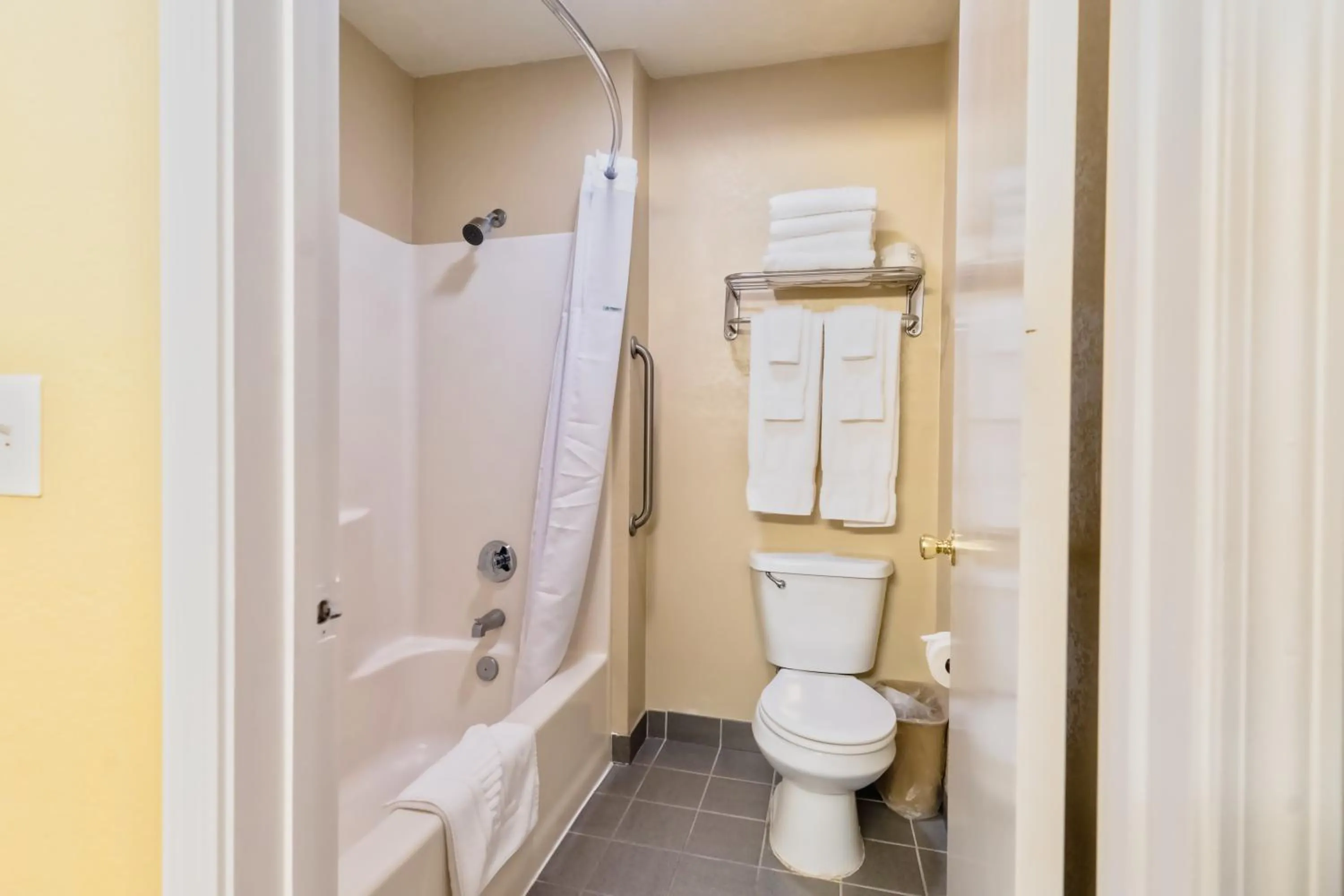 Bathroom in The Oakhurst Inn at Yosemite