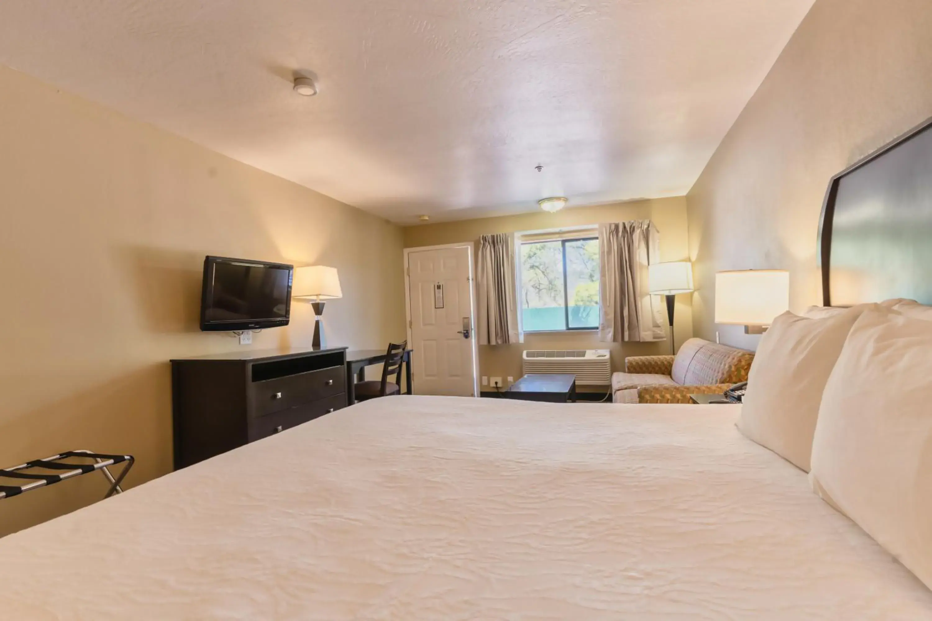 King Room - Disability Access in The Oakhurst Inn at Yosemite King Room - Disability Access in The Oakhurst Inn at Yosemite