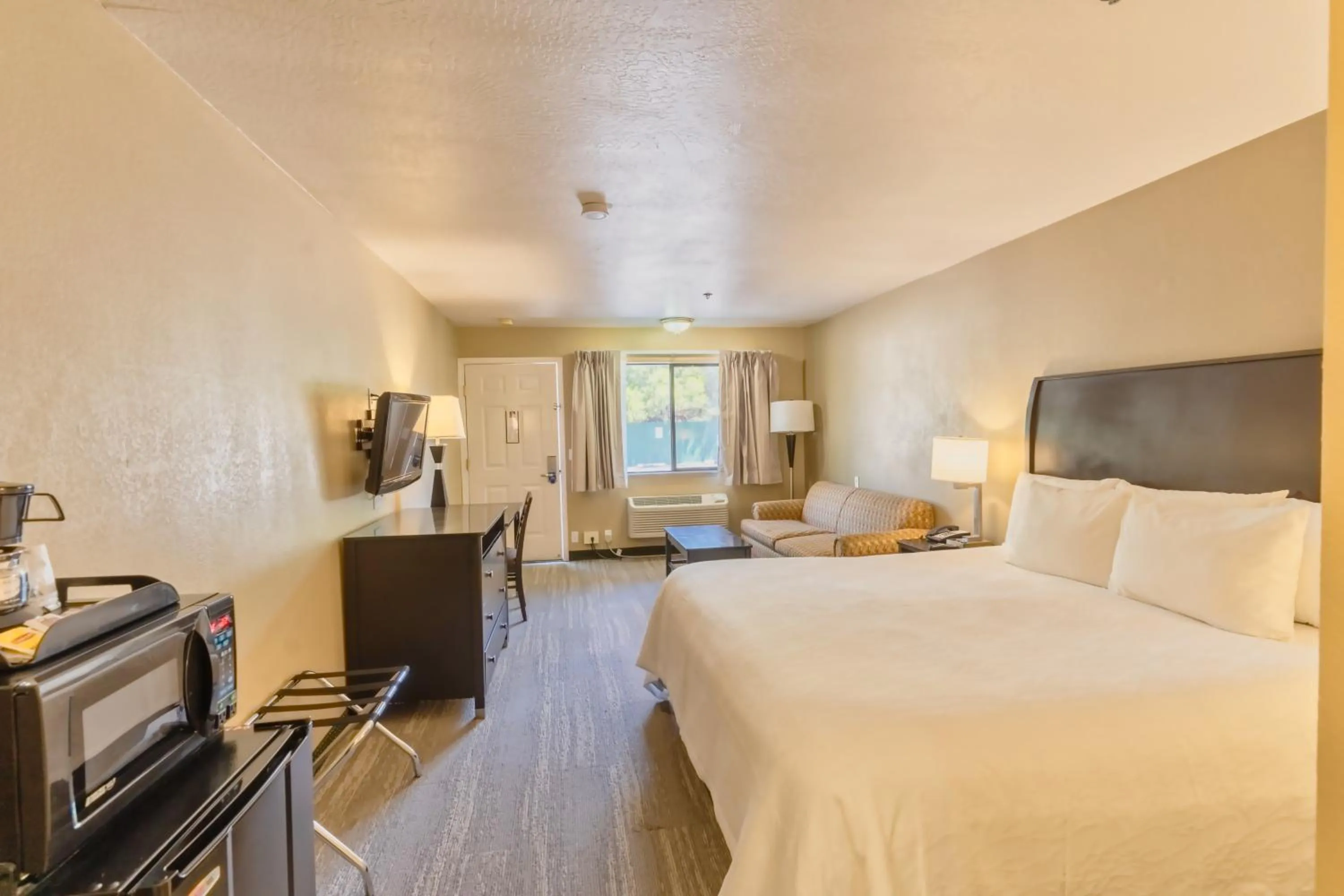 TV and multimedia, Bed in The Oakhurst Inn at Yosemite