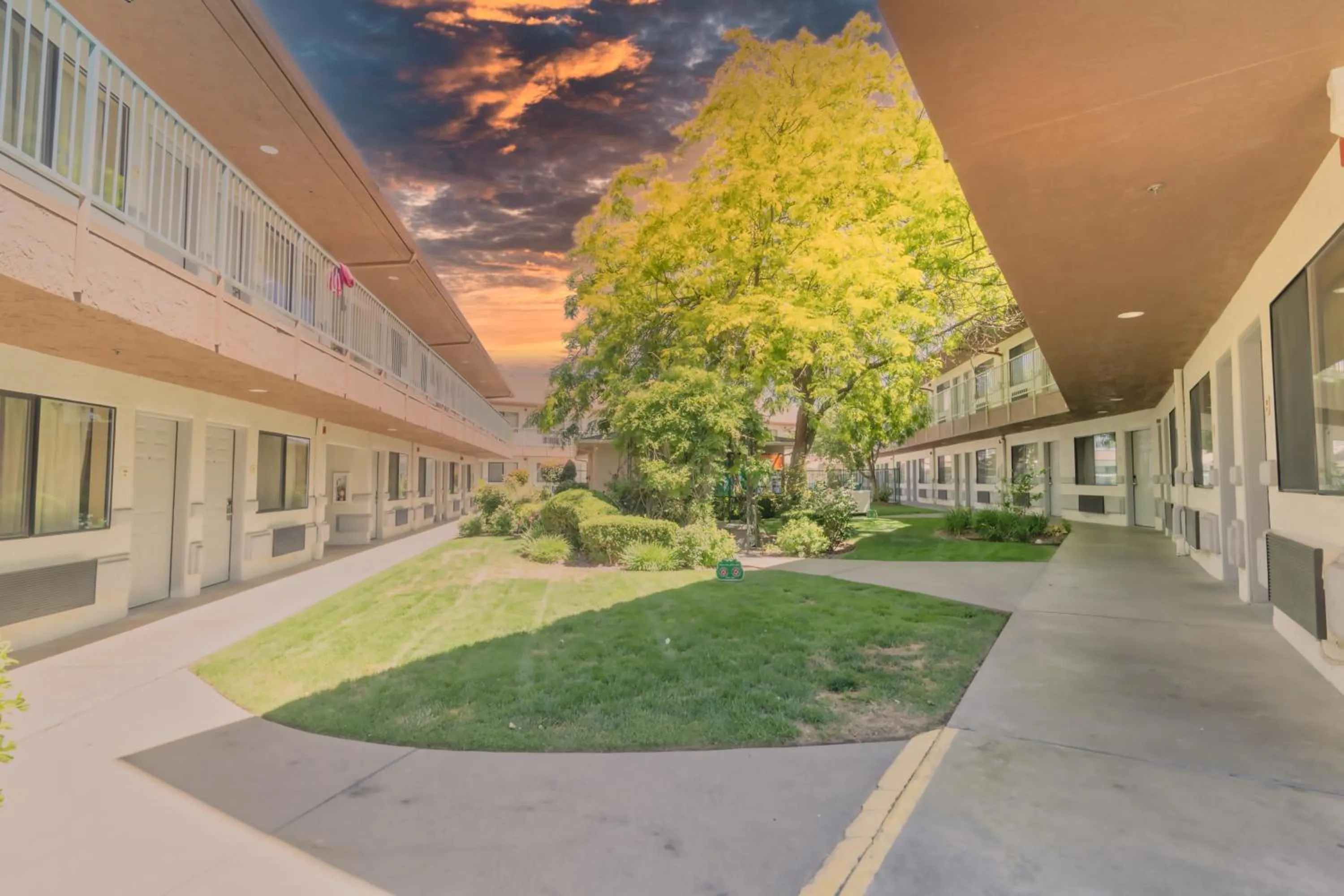 Garden in The Oakhurst Inn at Yosemite