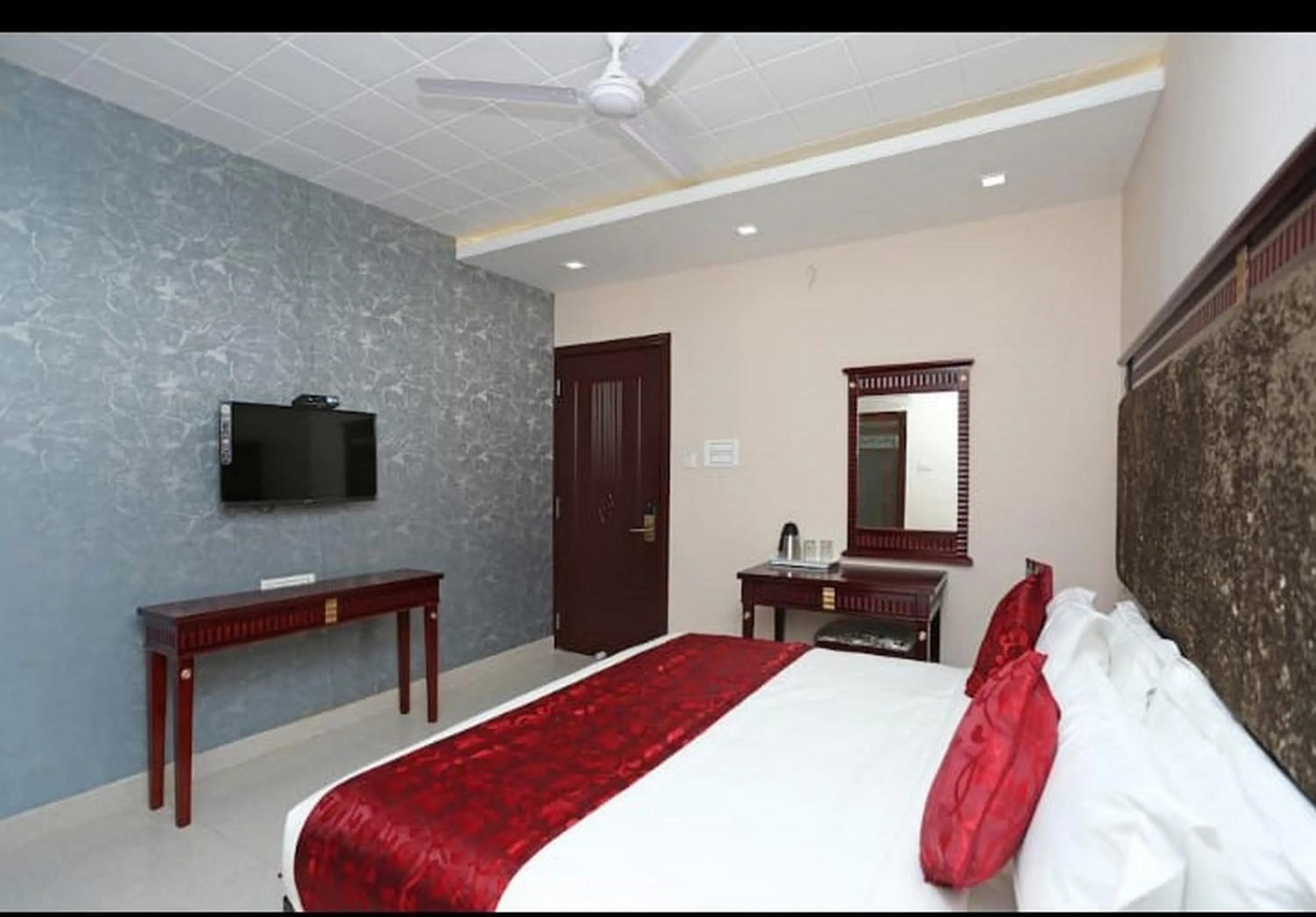 Communal lounge/ TV room, Bed in Hotel Eleven Heights ,Bhopal