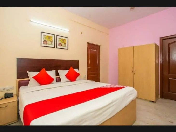 Bedroom, Bed in The Roy Grand Inns