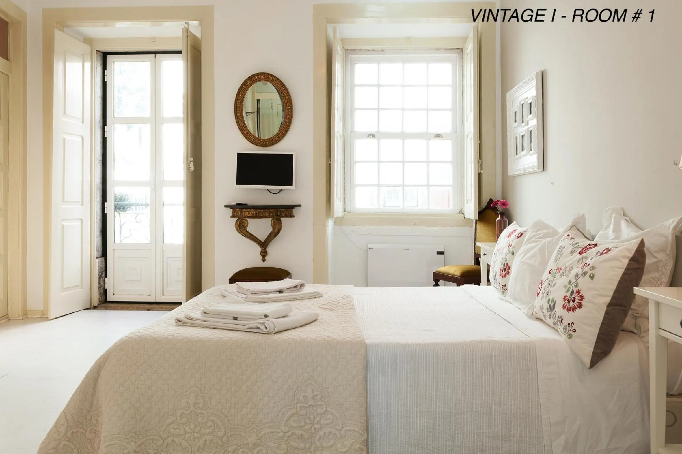 TV and multimedia, Bed in Alfama Vintage 1 Ten guests - Alfama Vintage 2 Five guests - Alfama Vintage 3 Three Guests