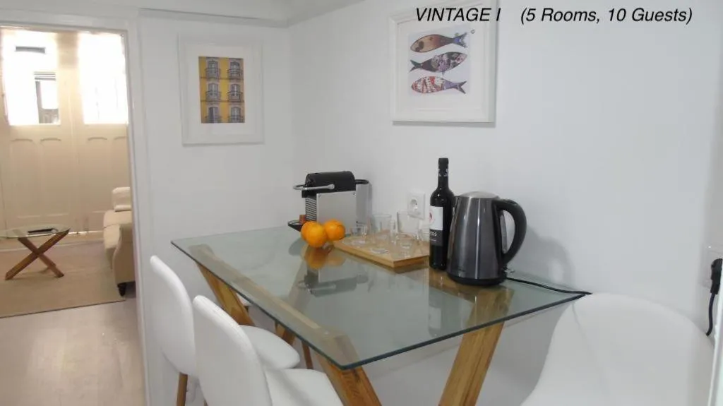 Dining area in Alfama Vintage 1 Ten guests - Alfama Vintage 2 Five guests - Alfama Vintage 3 Three Guests