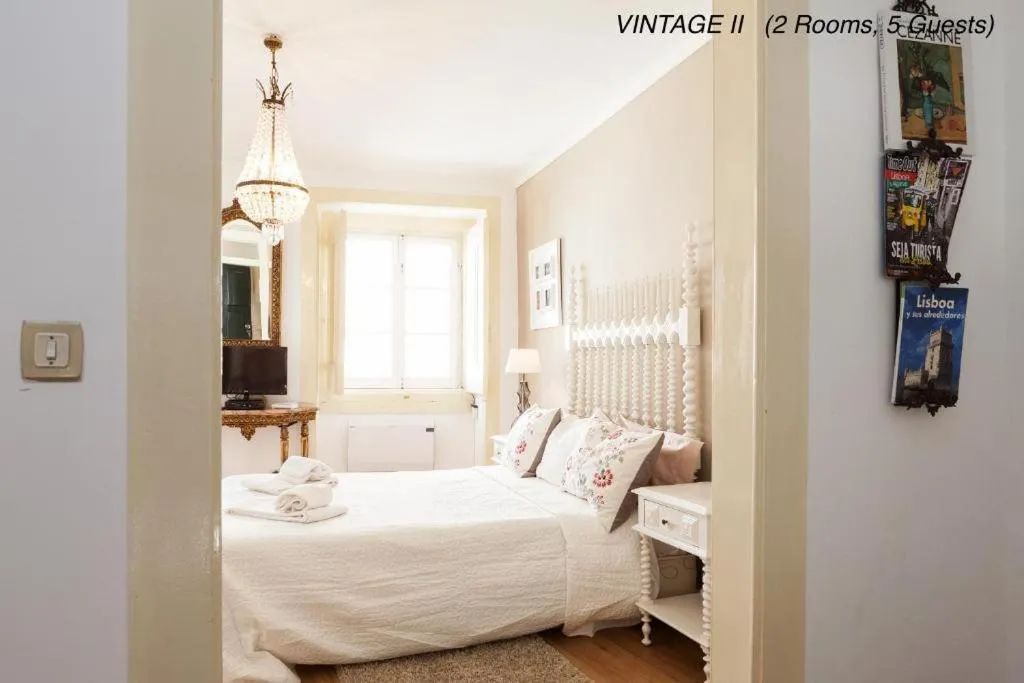 Bedroom, Bed in Alfama Vintage 1 Ten guests - Alfama Vintage 2 Five guests - Alfama Vintage 3 Three Guests