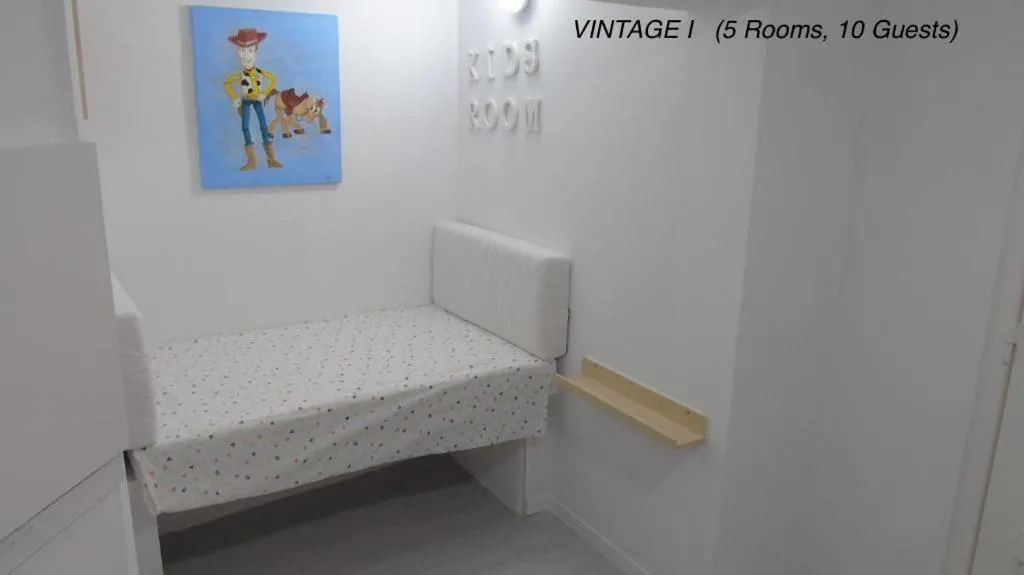 Bed in Alfama Vintage 1 Ten guests - Alfama Vintage 2 Five guests - Alfama Vintage 3 Three Guests