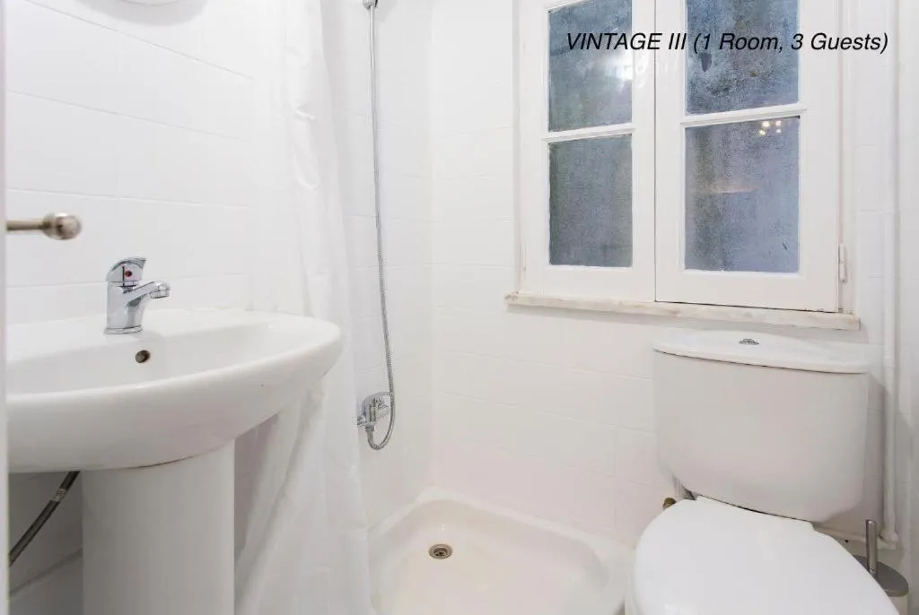 Bathroom in Alfama Vintage 1 Ten guests - Alfama Vintage 2 Five guests - Alfama Vintage 3 Three Guests