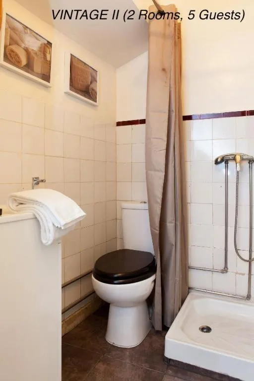 Bathroom in Alfama Vintage 1 Ten guests - Alfama Vintage 2 Five guests - Alfama Vintage 3 Three Guests