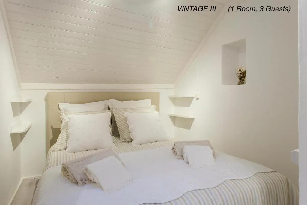 Bed in Alfama Vintage 1 Ten guests - Alfama Vintage 2 Five guests - Alfama Vintage 3 Three Guests
