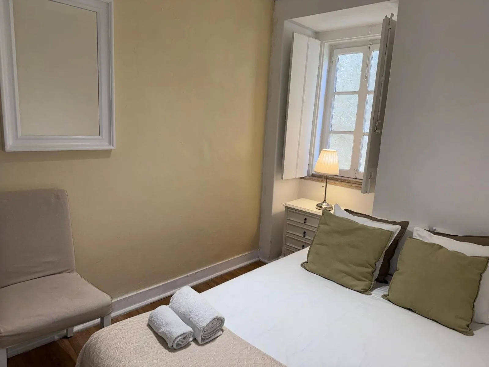 Bed in Alfama Vintage 1 Ten guests - Alfama Vintage 2 Five guests - Alfama Vintage 3 Three Guests