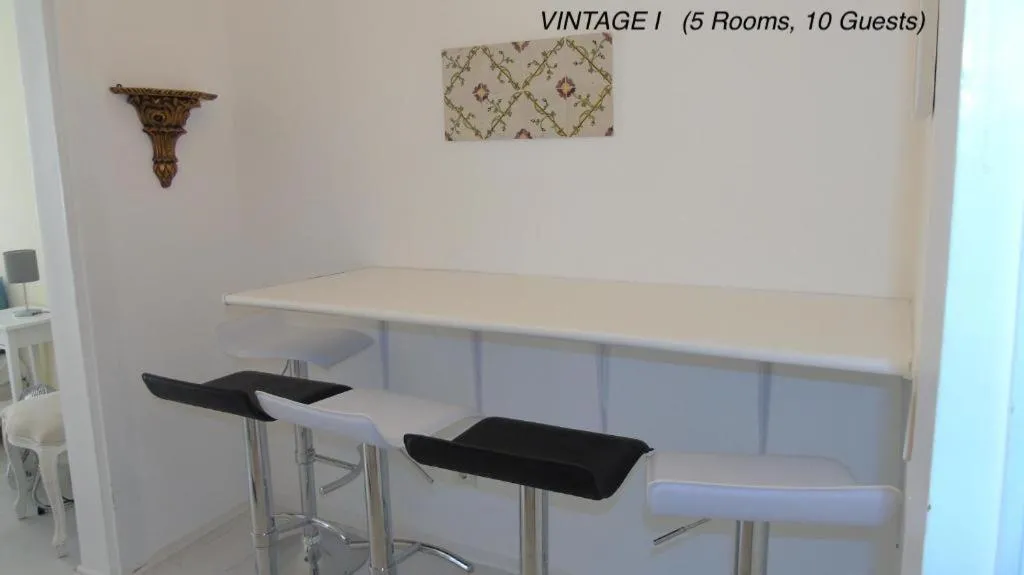 Dining area in Alfama Vintage 1 Ten guests - Alfama Vintage 2 Five guests - Alfama Vintage 3 Three Guests