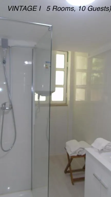 Shower in Alfama Vintage 1 Ten guests - Alfama Vintage 2 Five guests - Alfama Vintage 3 Three Guests