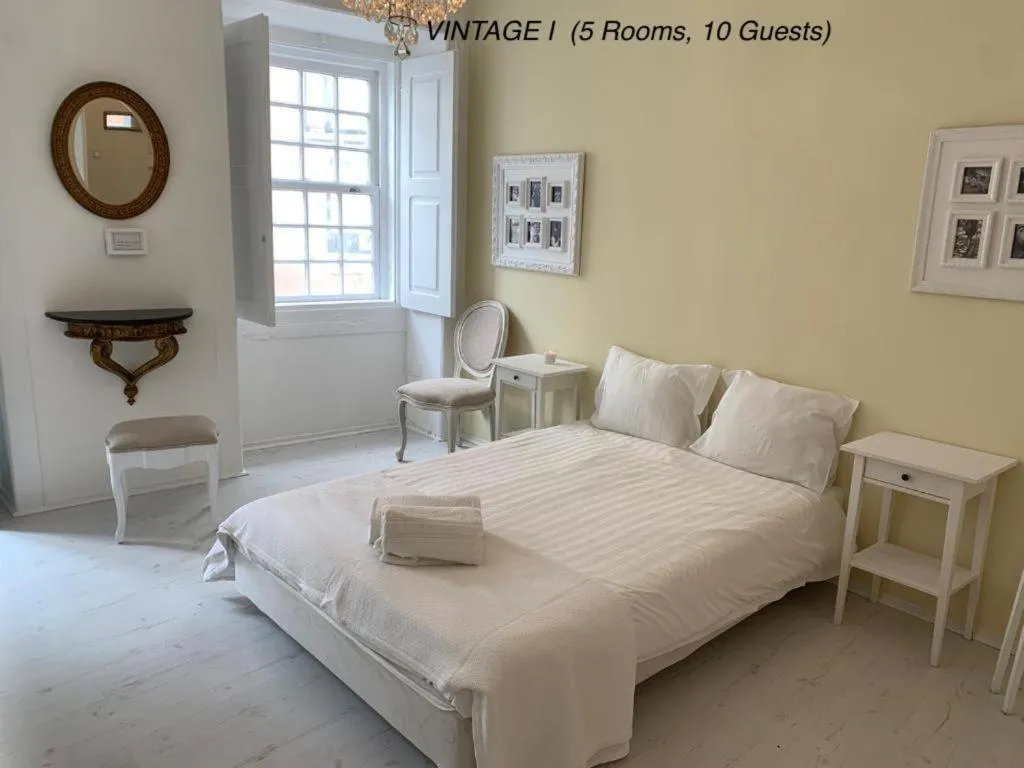 Bedroom, Bed in Alfama Vintage 1 Ten guests - Alfama Vintage 2 Five guests - Alfama Vintage 3 Three Guests
