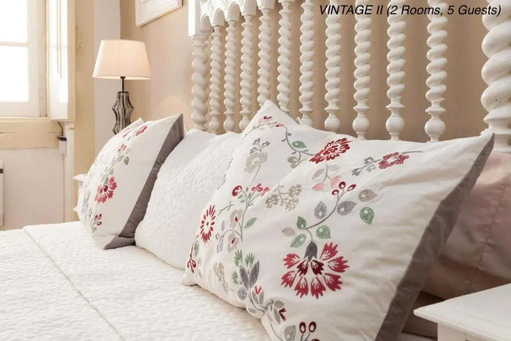 Bed in Alfama Vintage 1 Ten guests - Alfama Vintage 2 Five guests - Alfama Vintage 3 Three Guests