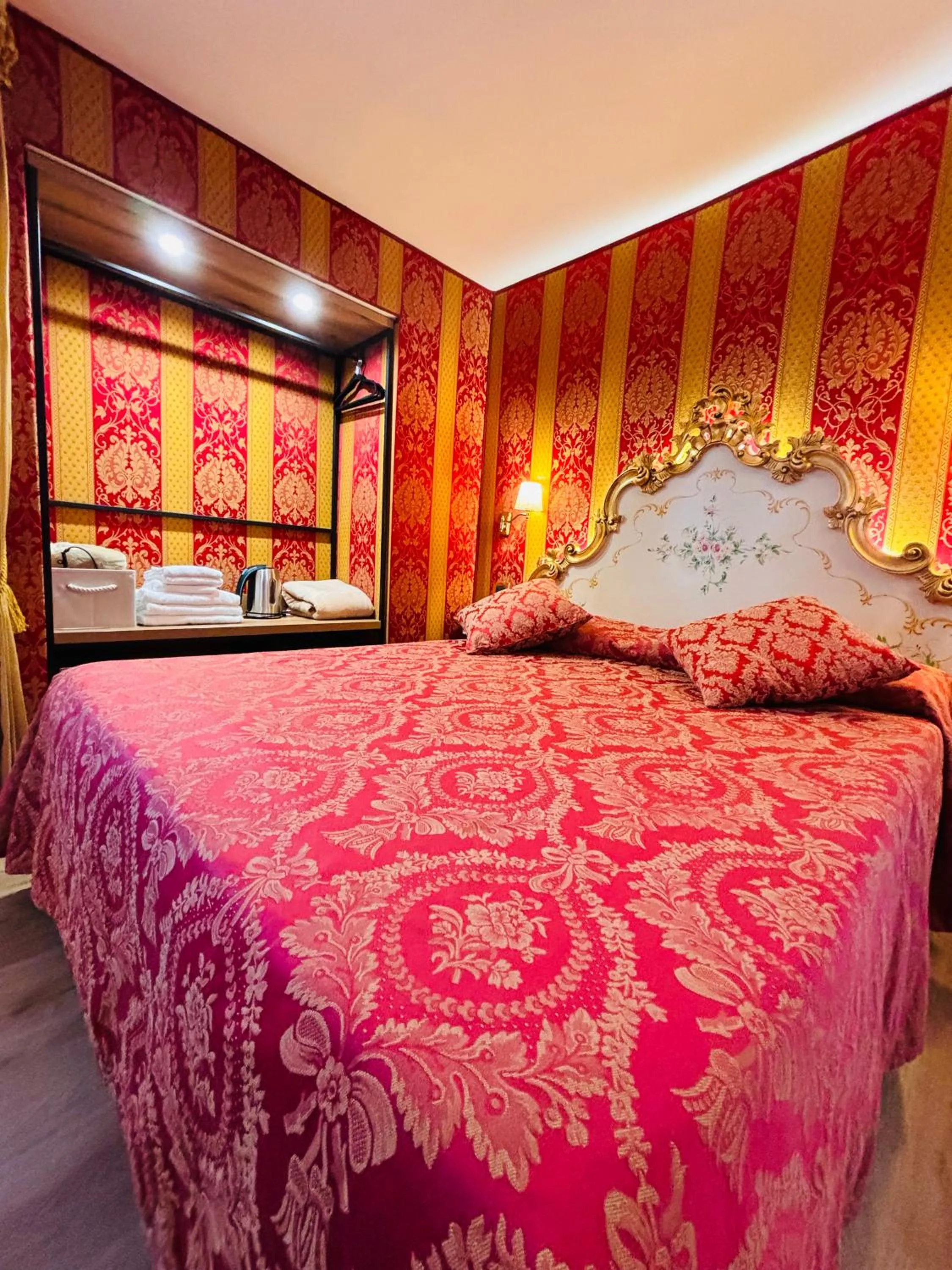 Bed in Hotel al Graspo de Ua