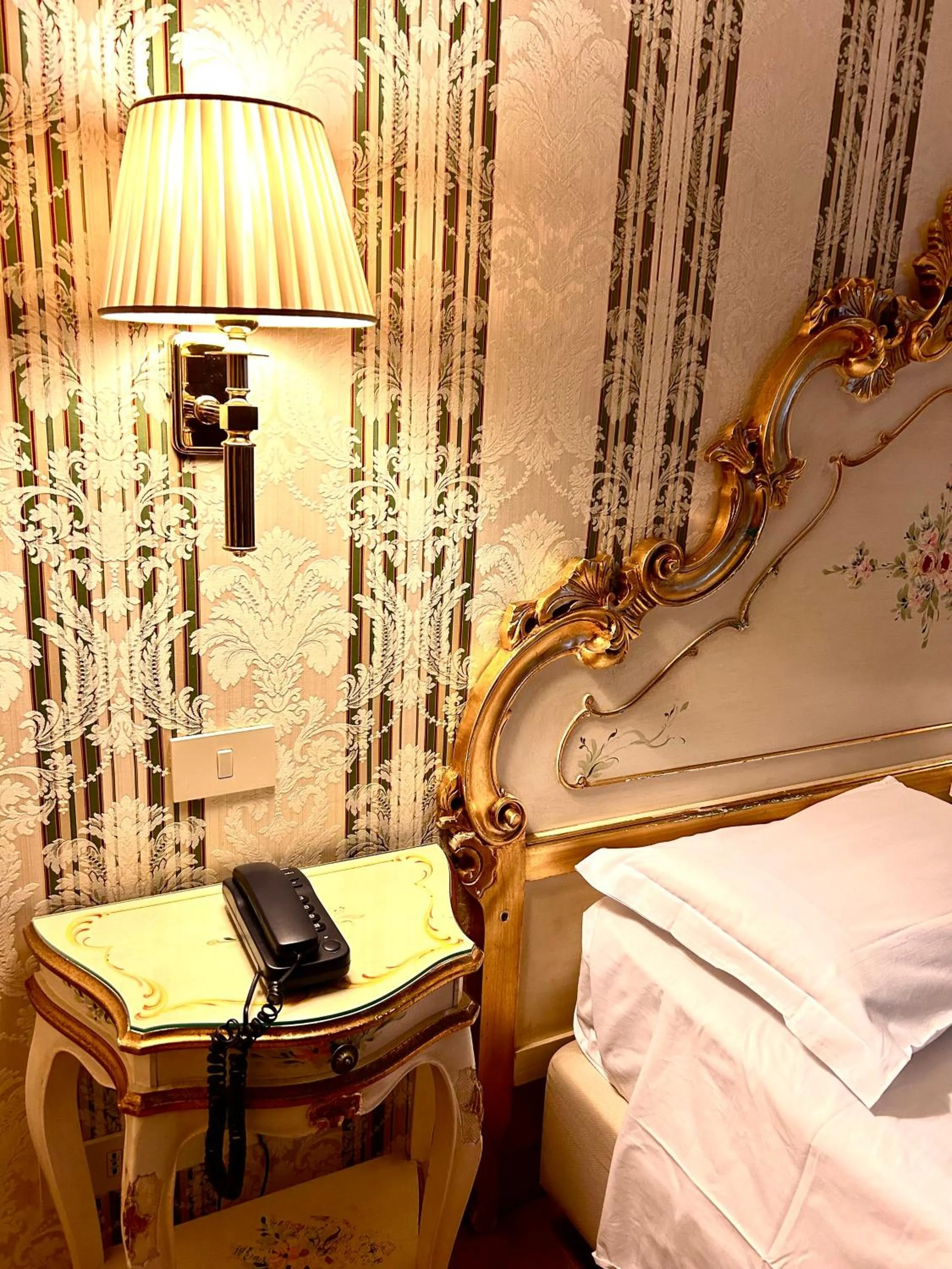 Bed in Hotel al Graspo de Ua