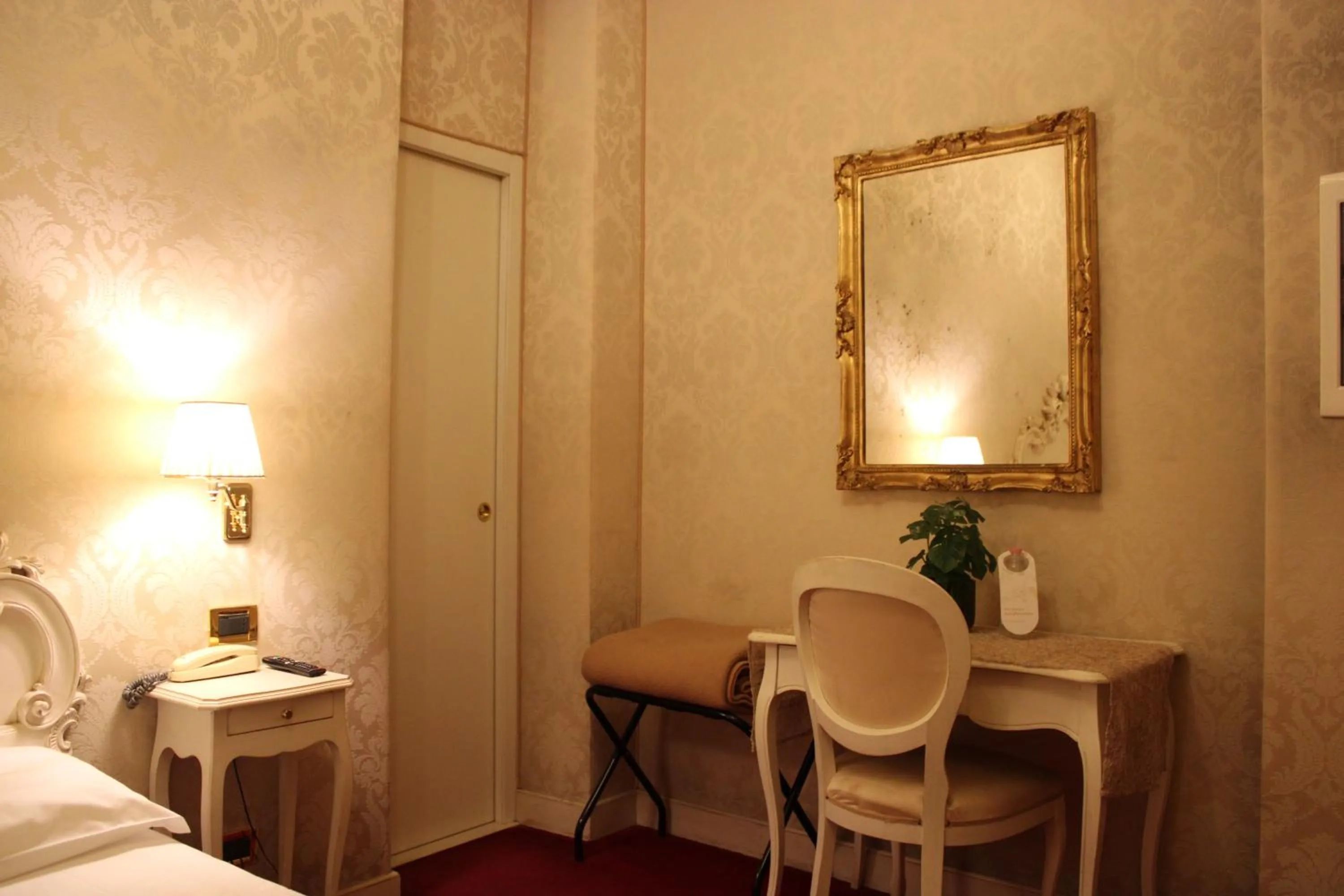 Photo of the whole room, Bed in Hotel al Graspo de Ua