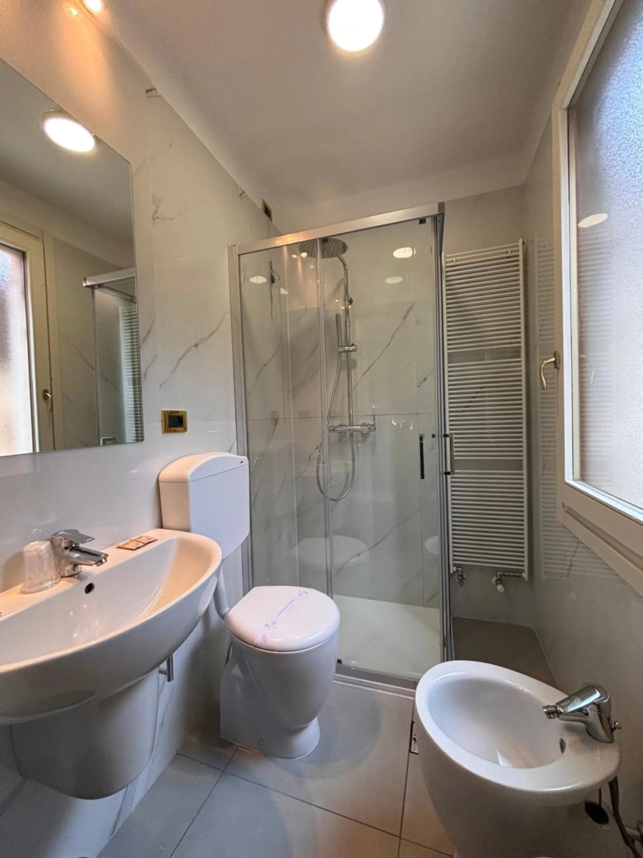 Shower in Hotel al Graspo de Ua