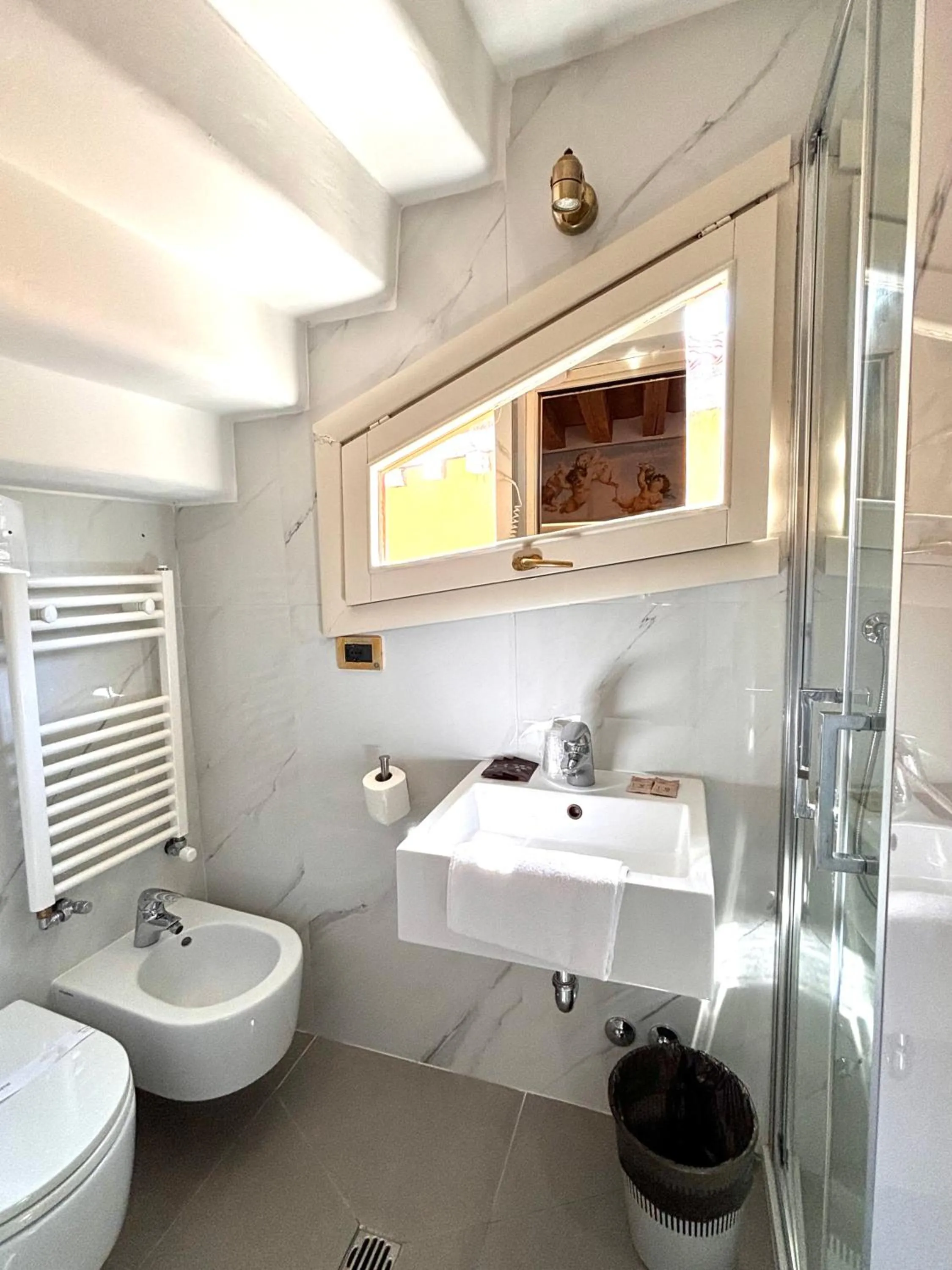 Shower in Hotel al Graspo de Ua