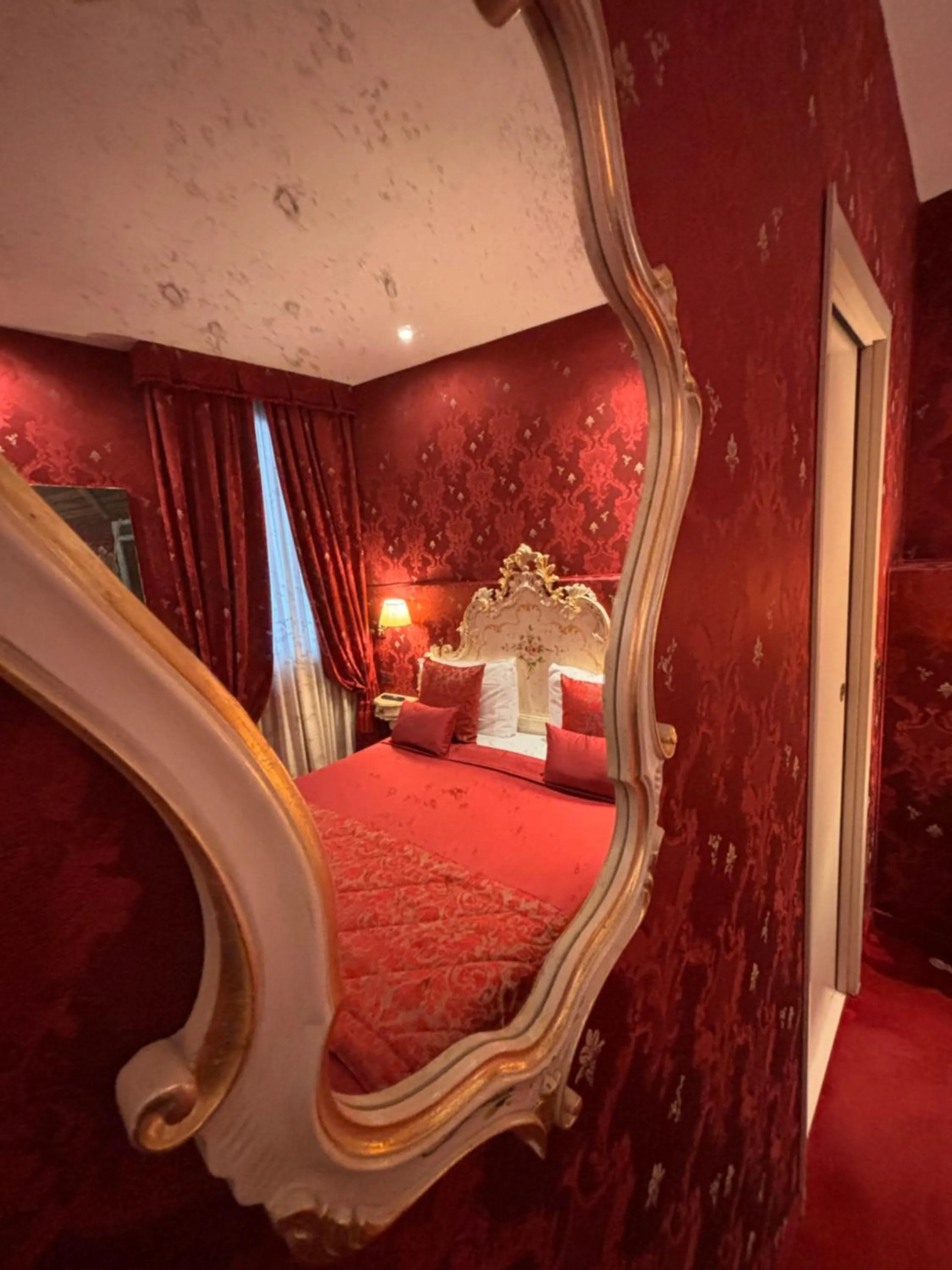 Bed in Hotel al Graspo de Ua