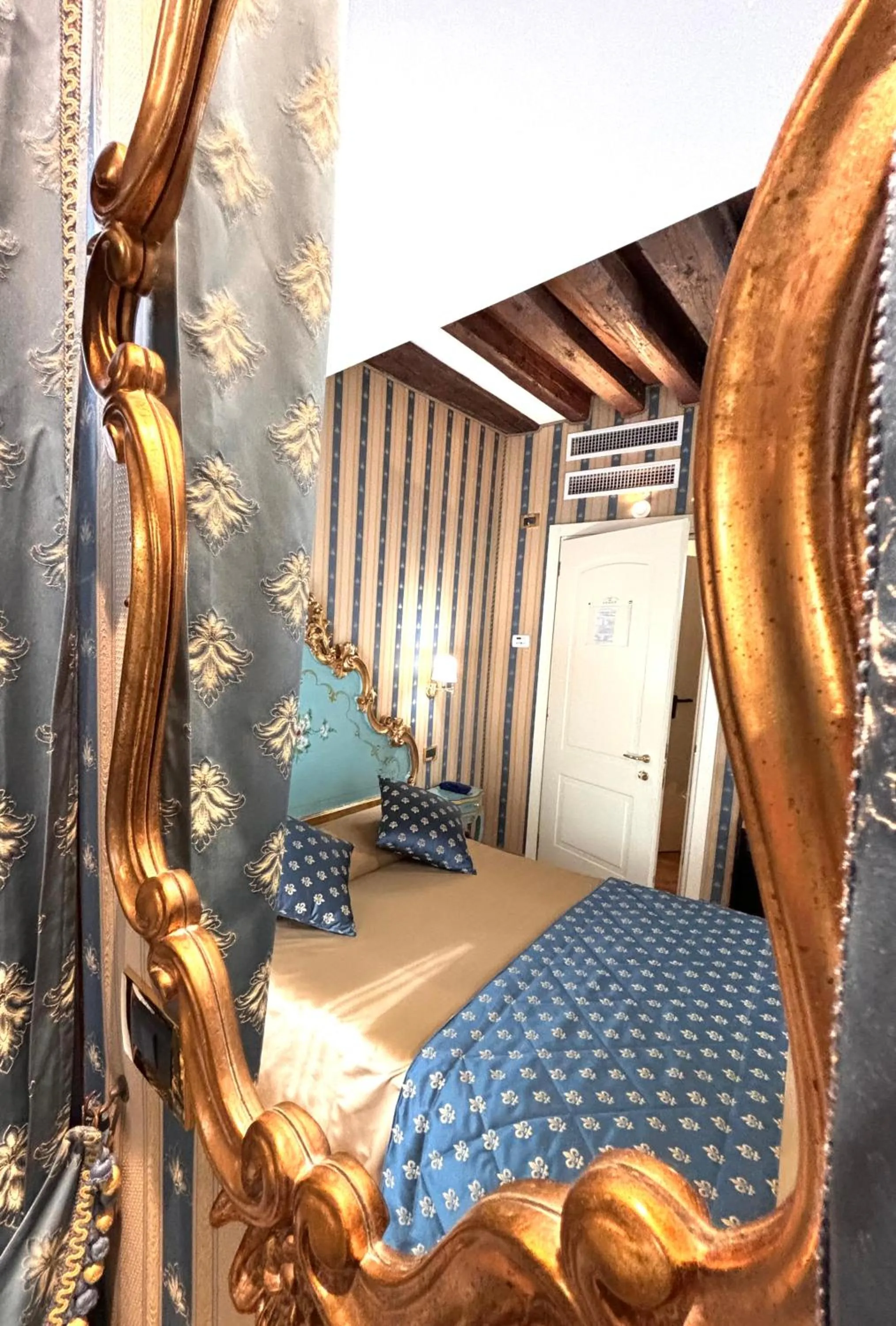 Bed in Hotel al Graspo de Ua