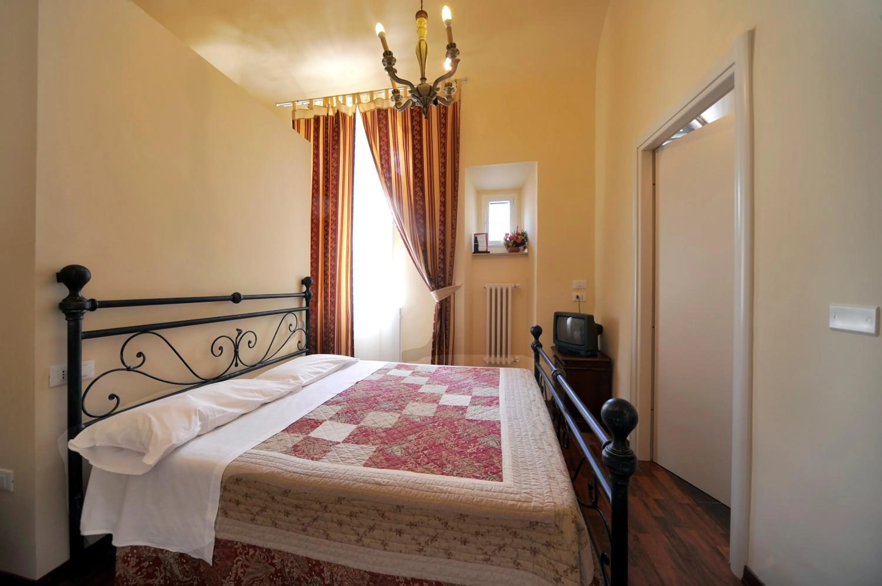 Day, Bed in Hotel Iris