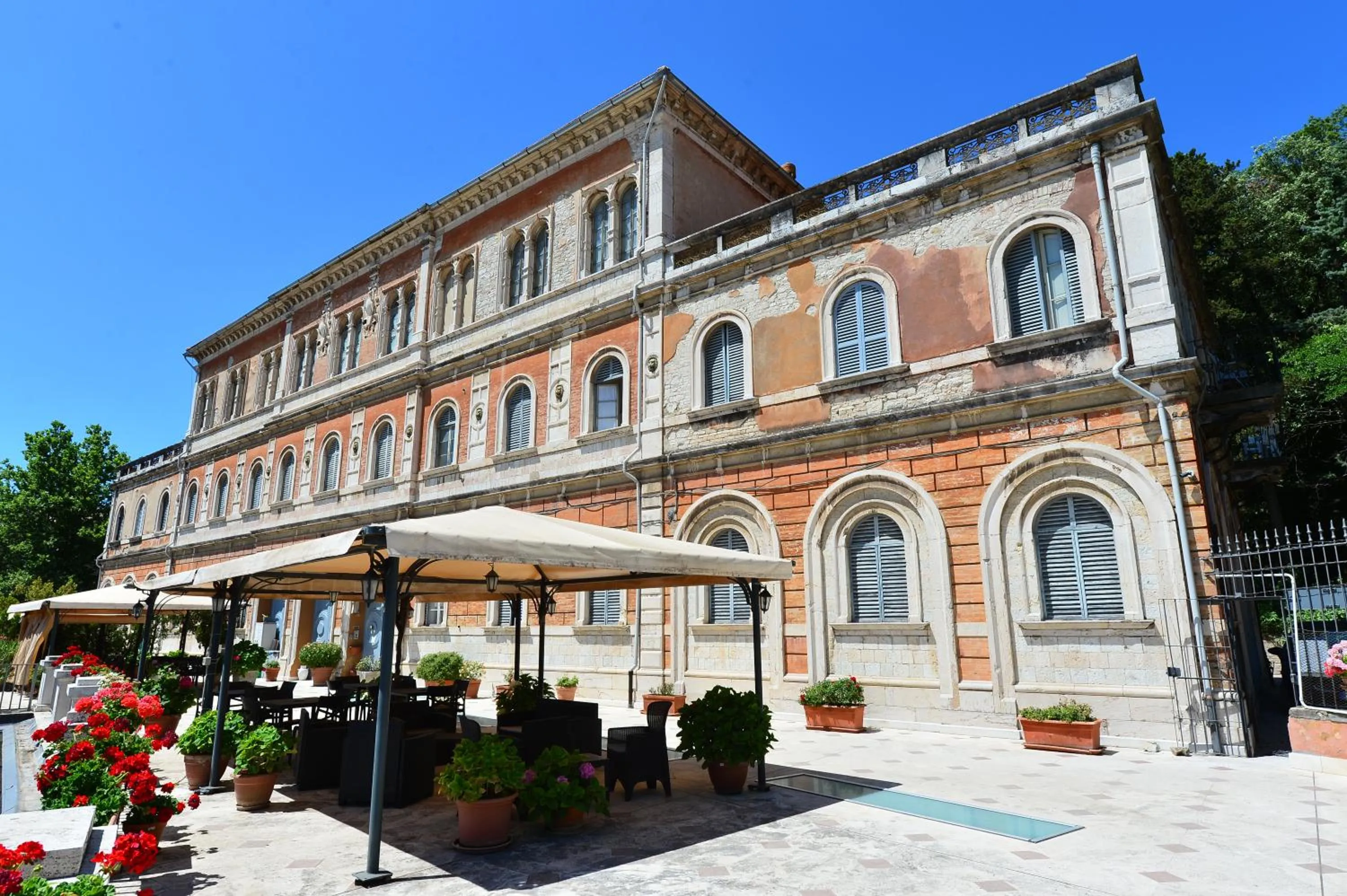 Property building in Hotel Iris