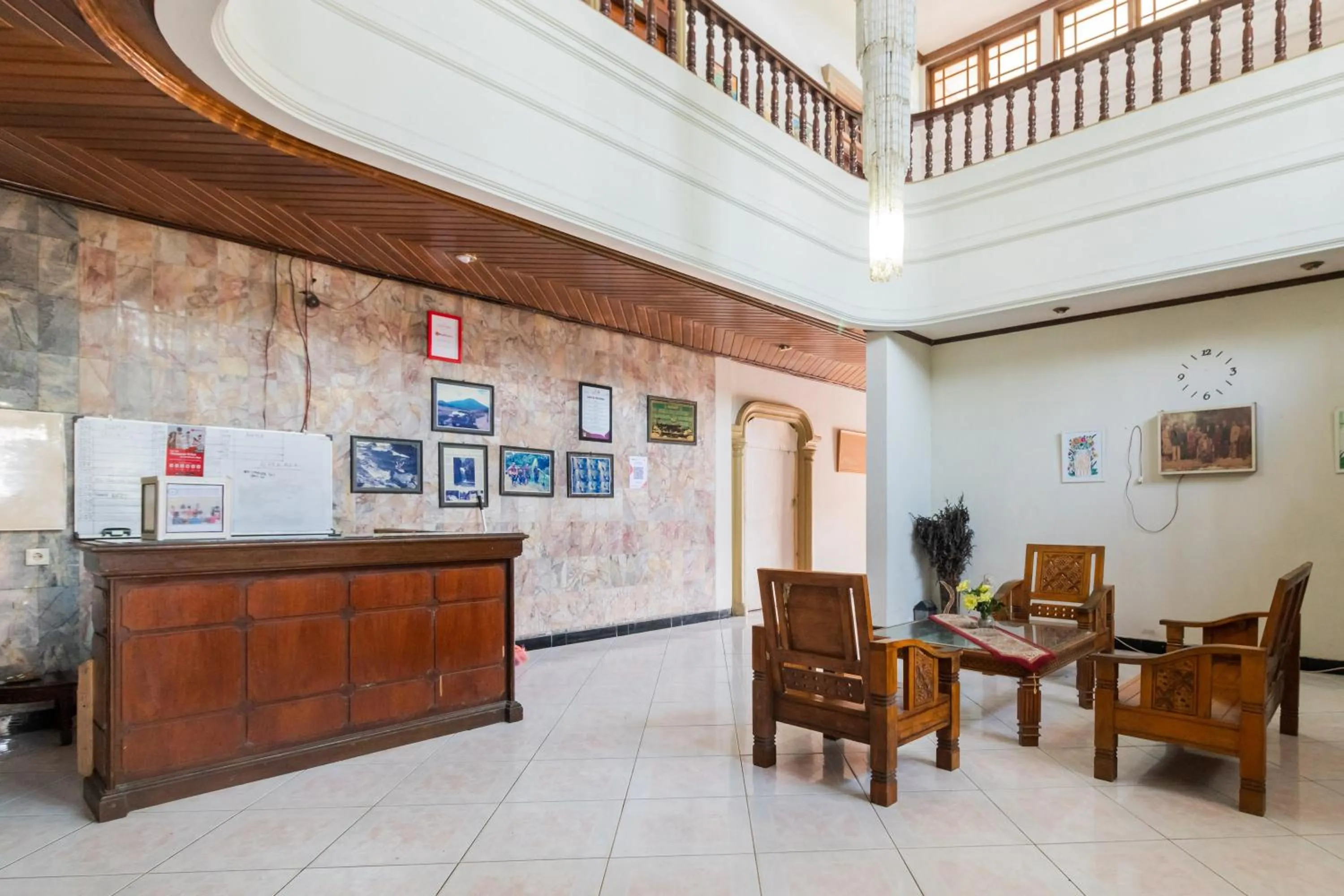 Lobby or reception in RedDoorz Syariah near Kawasan Saribu Rumah Gadang Solok Selatan