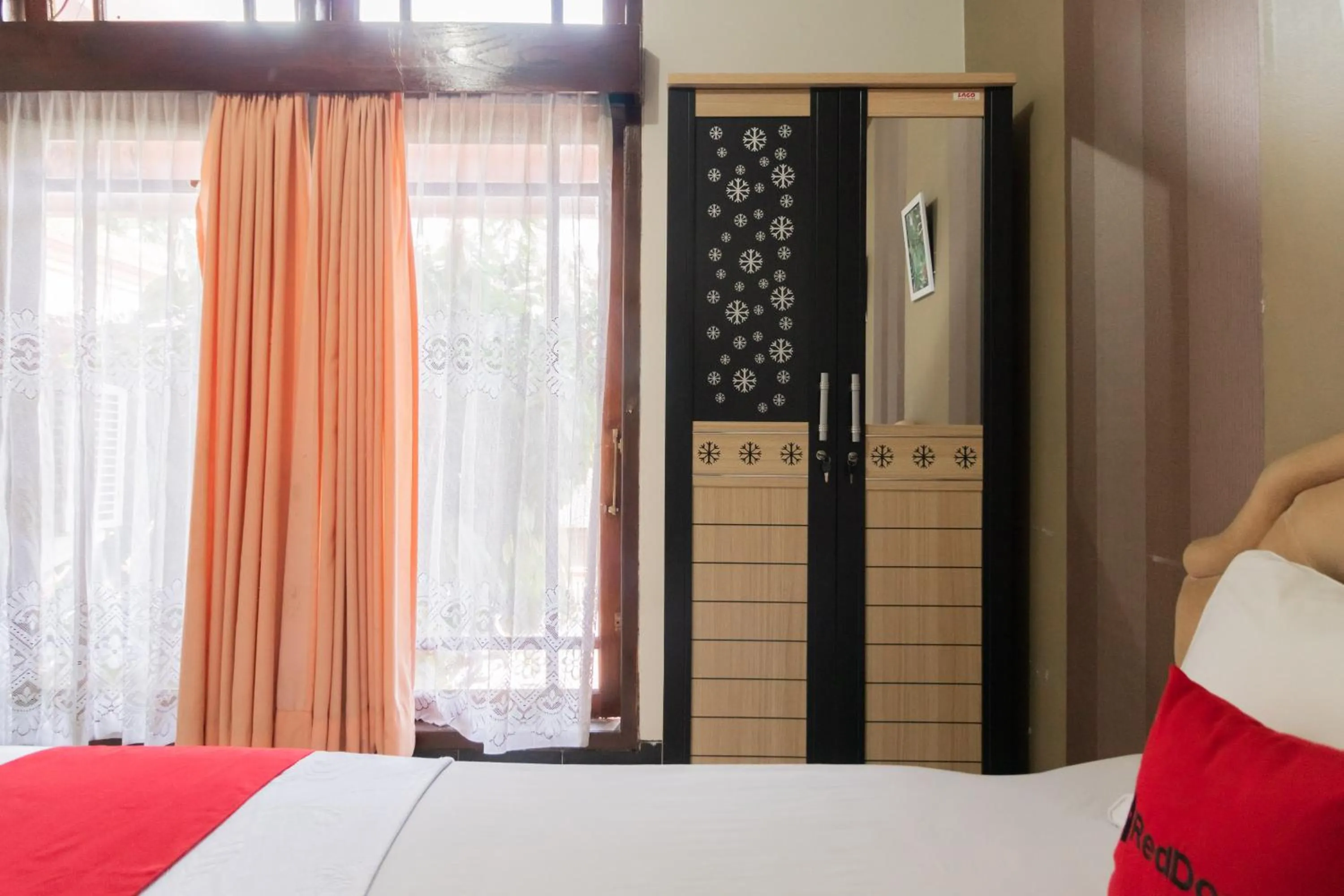 Bedroom, Bed in RedDoorz Syariah near Kawasan Saribu Rumah Gadang Solok Selatan