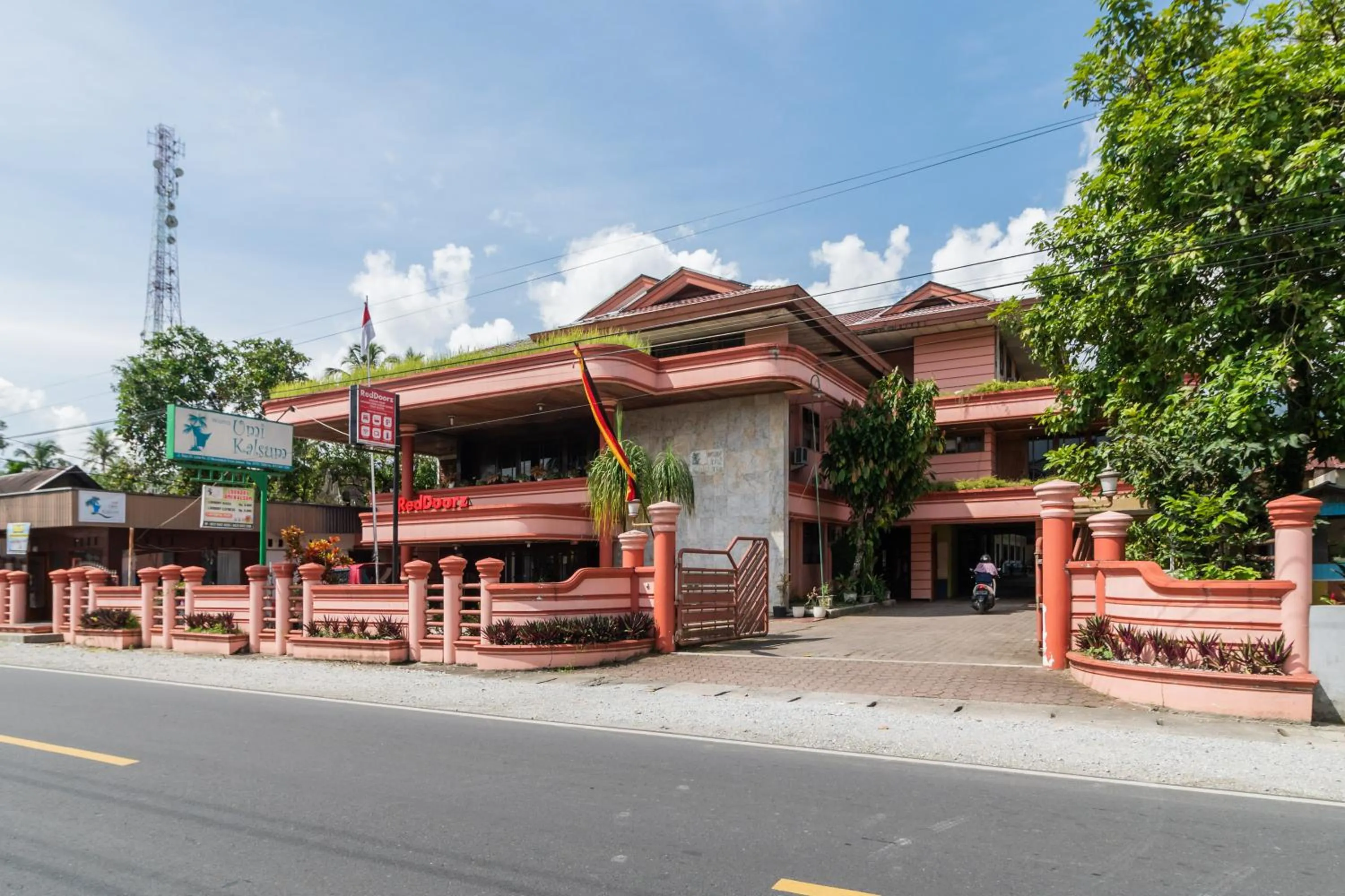 Property building in RedDoorz Syariah near Kawasan Saribu Rumah Gadang Solok Selatan