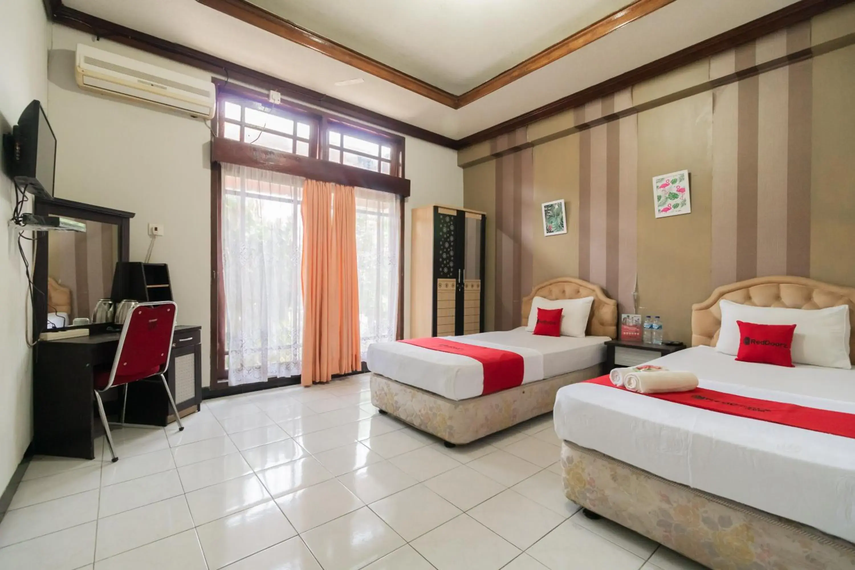 Photo of the whole room, Bed in RedDoorz Syariah near Kawasan Saribu Rumah Gadang Solok Selatan Photo of the whole room, Bed in RedDoorz Syariah near Kawasan Saribu Rumah Gadang Solok Selatan
